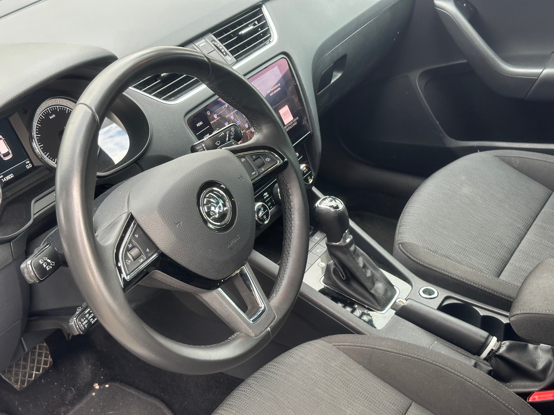 SKODA Octavia Combi 2.0 TDI Style 4x4 DSG-image-9
