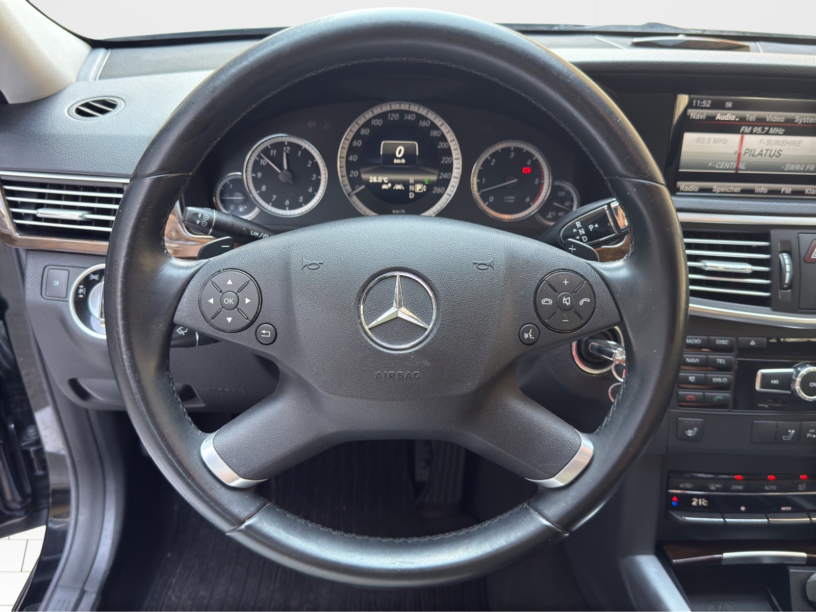 MERCEDES-BENZ E 350 CDI BlueEfficiency 4Matic 7G-Tronic-image-9