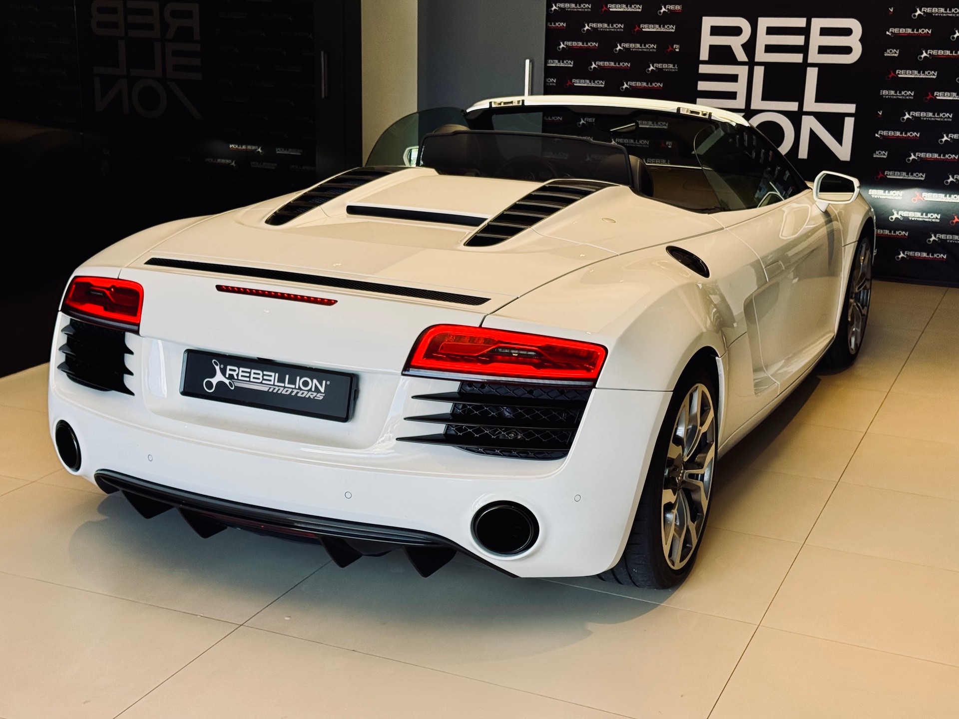 AUDI R8 Spyder 4.2 S-Tronic-image-5