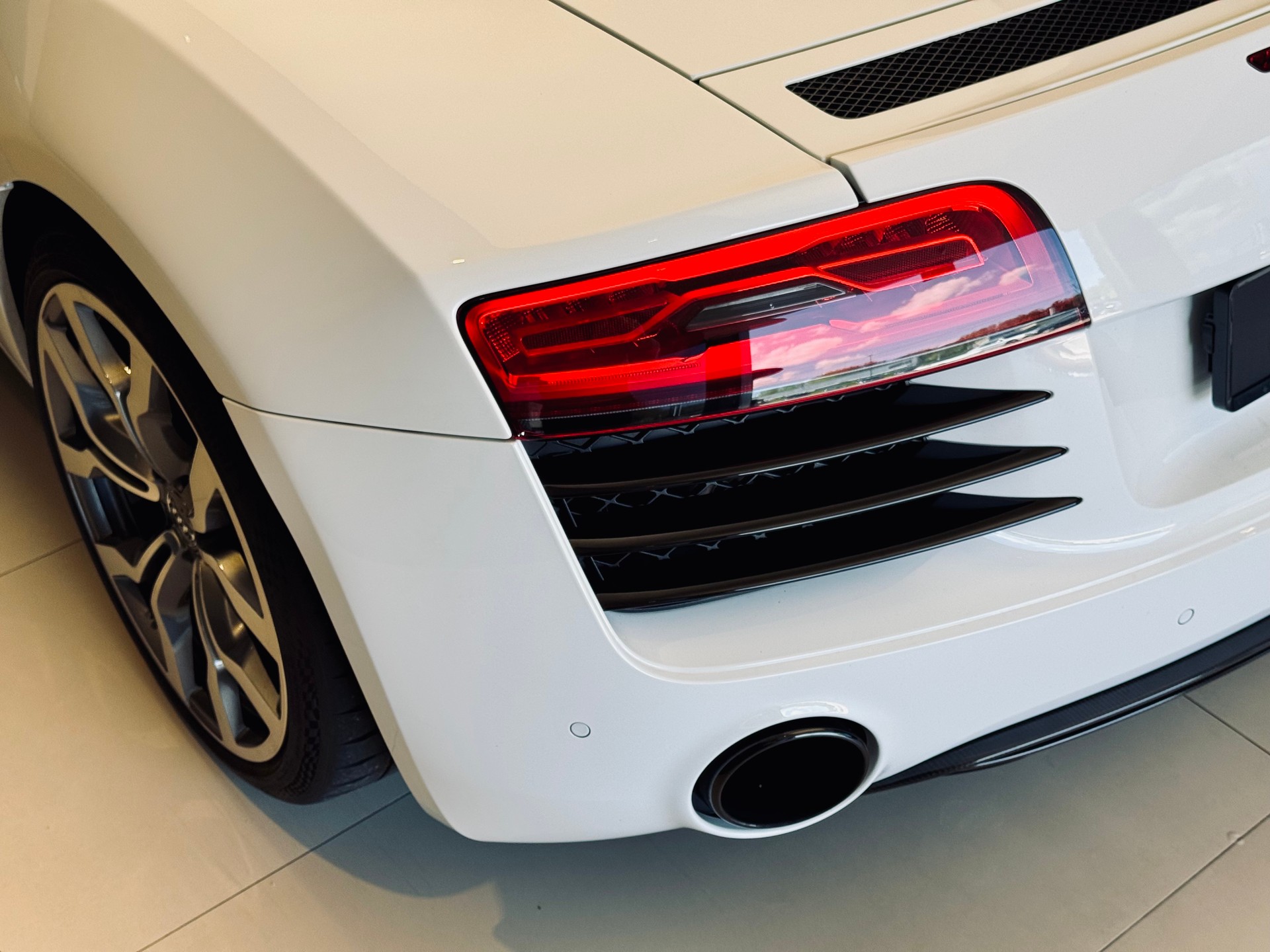 AUDI R8 Spyder 4.2 S-Tronic-image-7