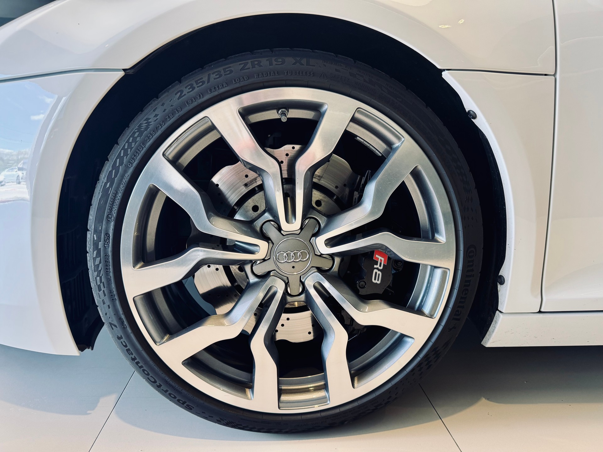 AUDI R8 Spyder 4.2 S-Tronic-image-4