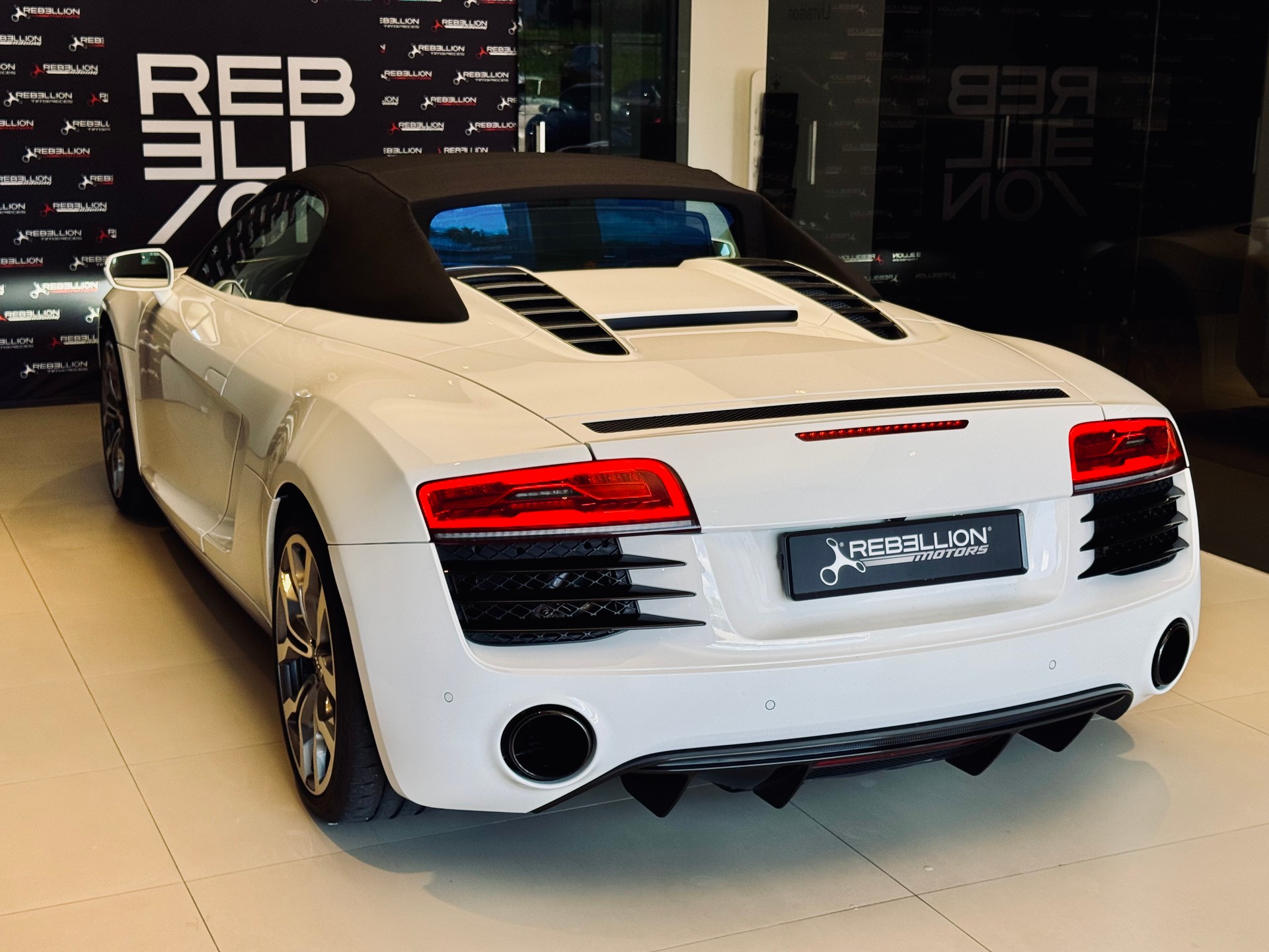 AUDI R8 Spyder 4.2 S-Tronic-image-8