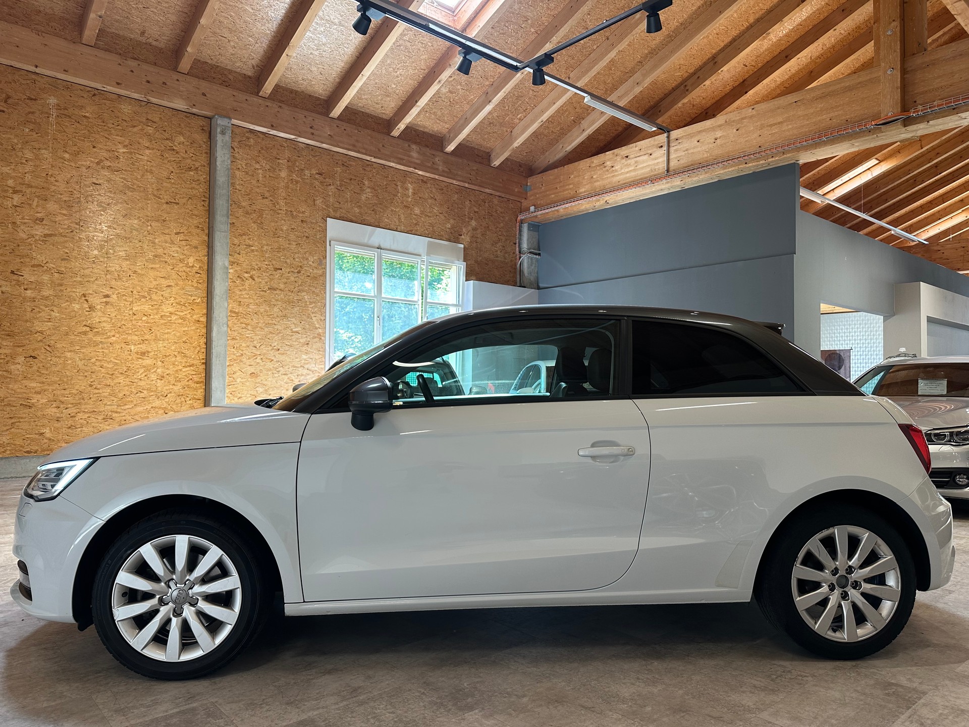 AUDI A1 1.4 TFSI Sport/1. Hand/1. Jahr Garantie/8 x Alu/Frisch ab MFK und Service/Sehr wenig km/Von älterer Dame-showroom-element-1
