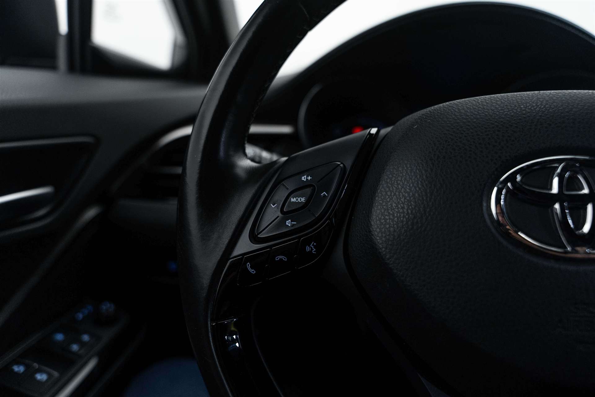 TOYOTA C-HR 1.8 HSD CVT Comfort-image-15