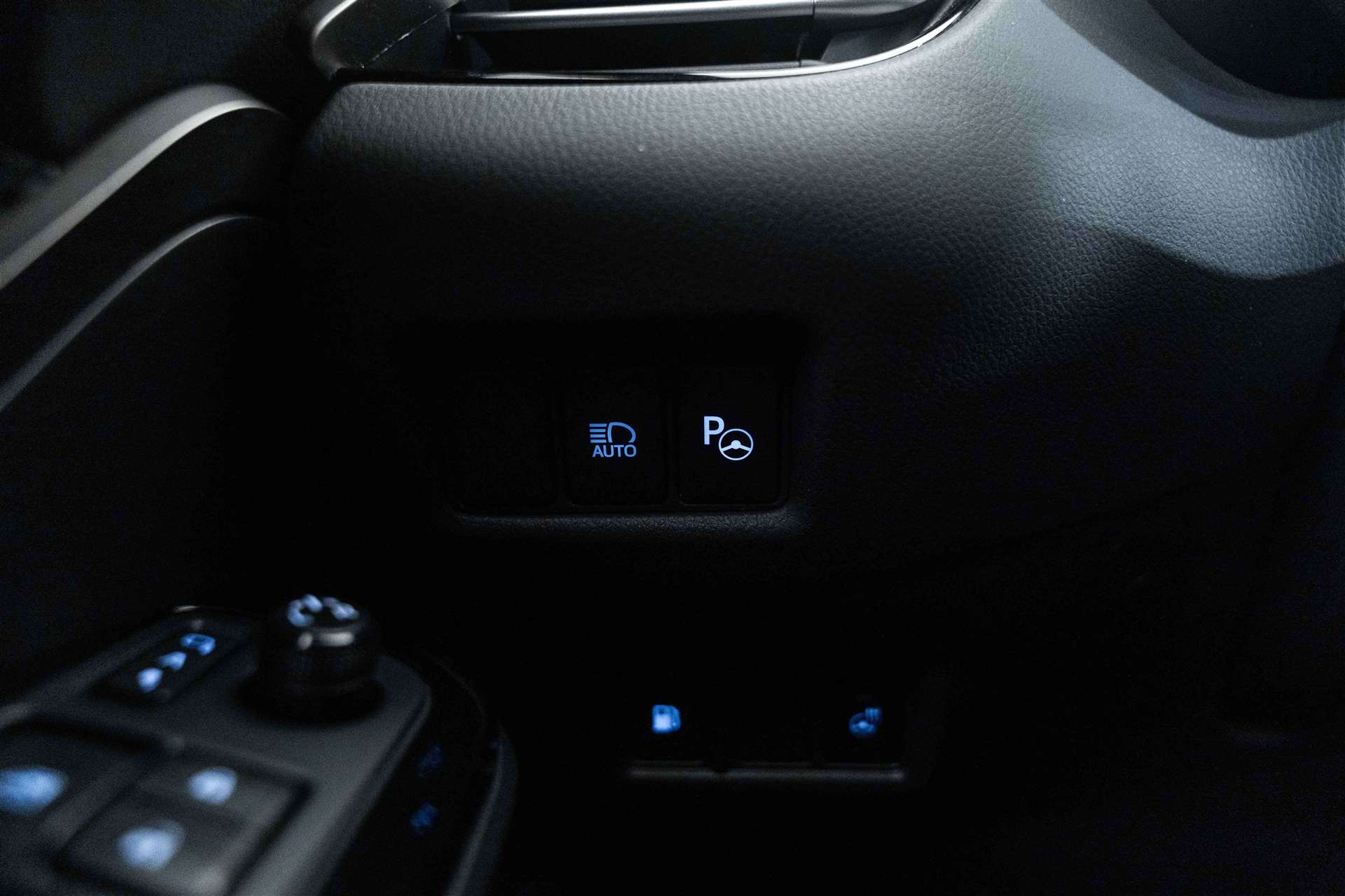 TOYOTA C-HR 1.8 HSD CVT Comfort-image-22