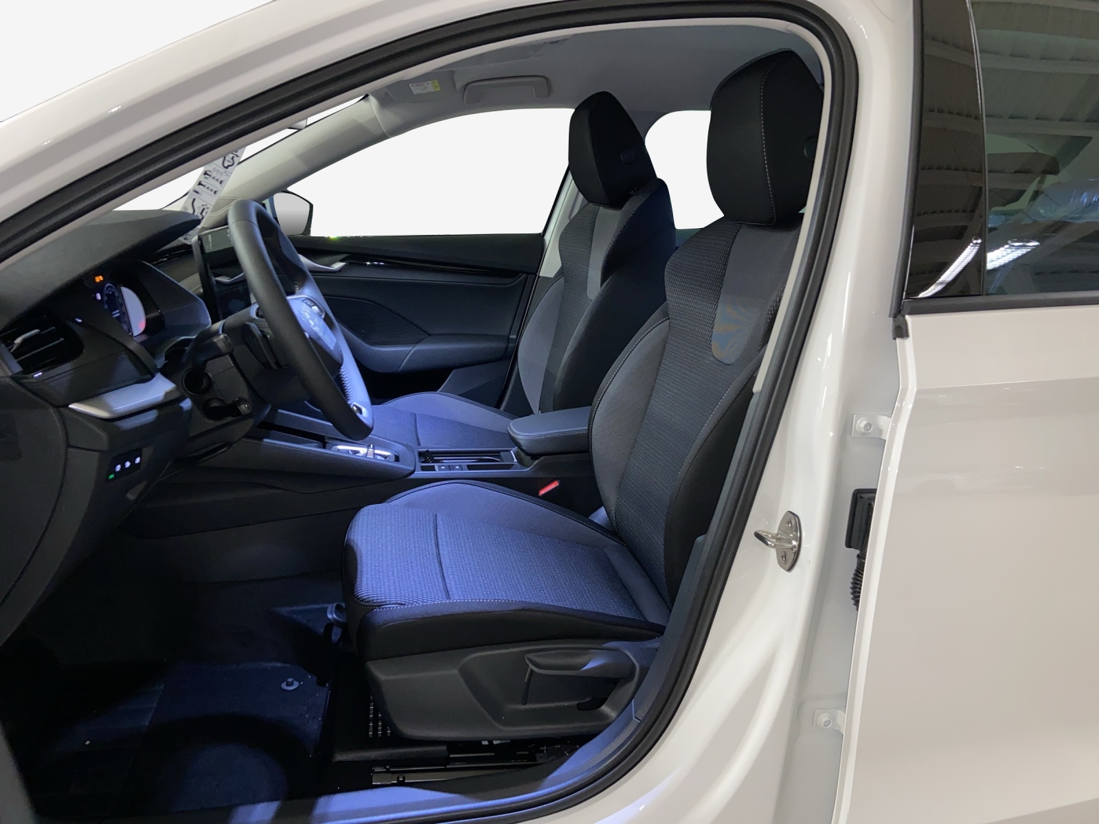 SKODA Octavia Combi 1.5 TSI mHEV DSG Dynamic-image-9