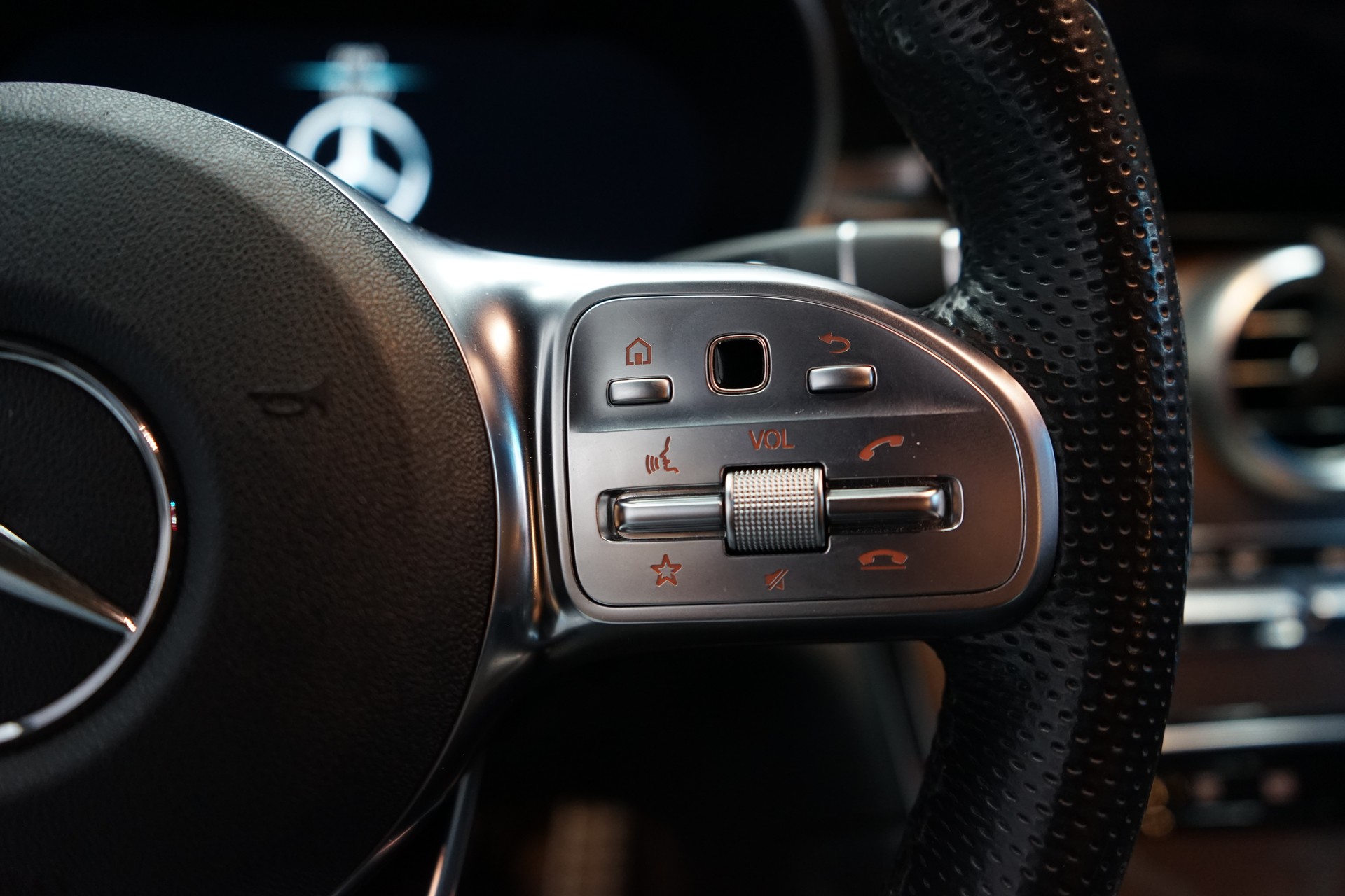 MERCEDES-BENZ GLC 300 AMG Line 4Matic 9G-Tronic-image-7