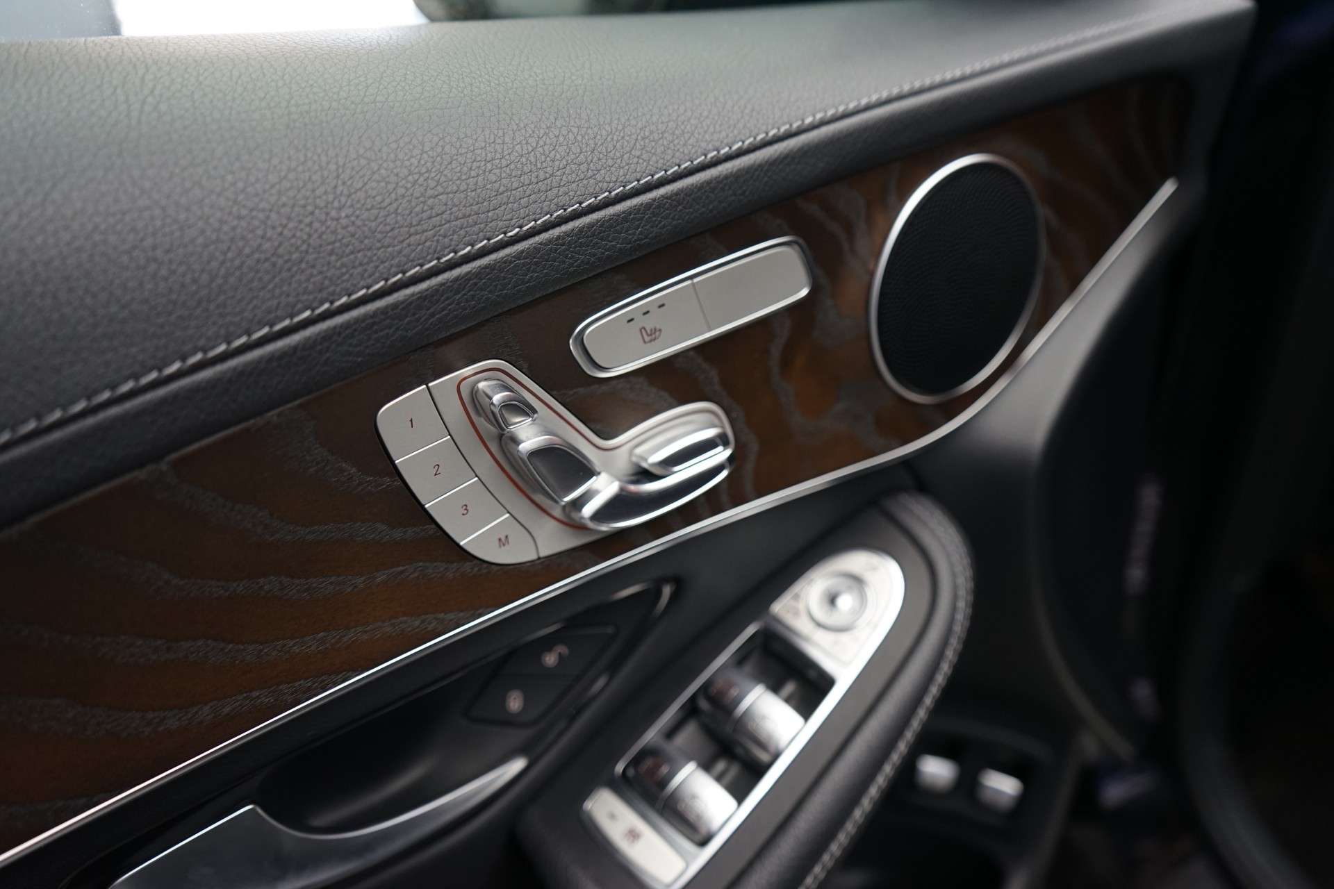 MERCEDES-BENZ GLC 300 AMG Line 4Matic 9G-Tronic-image-9