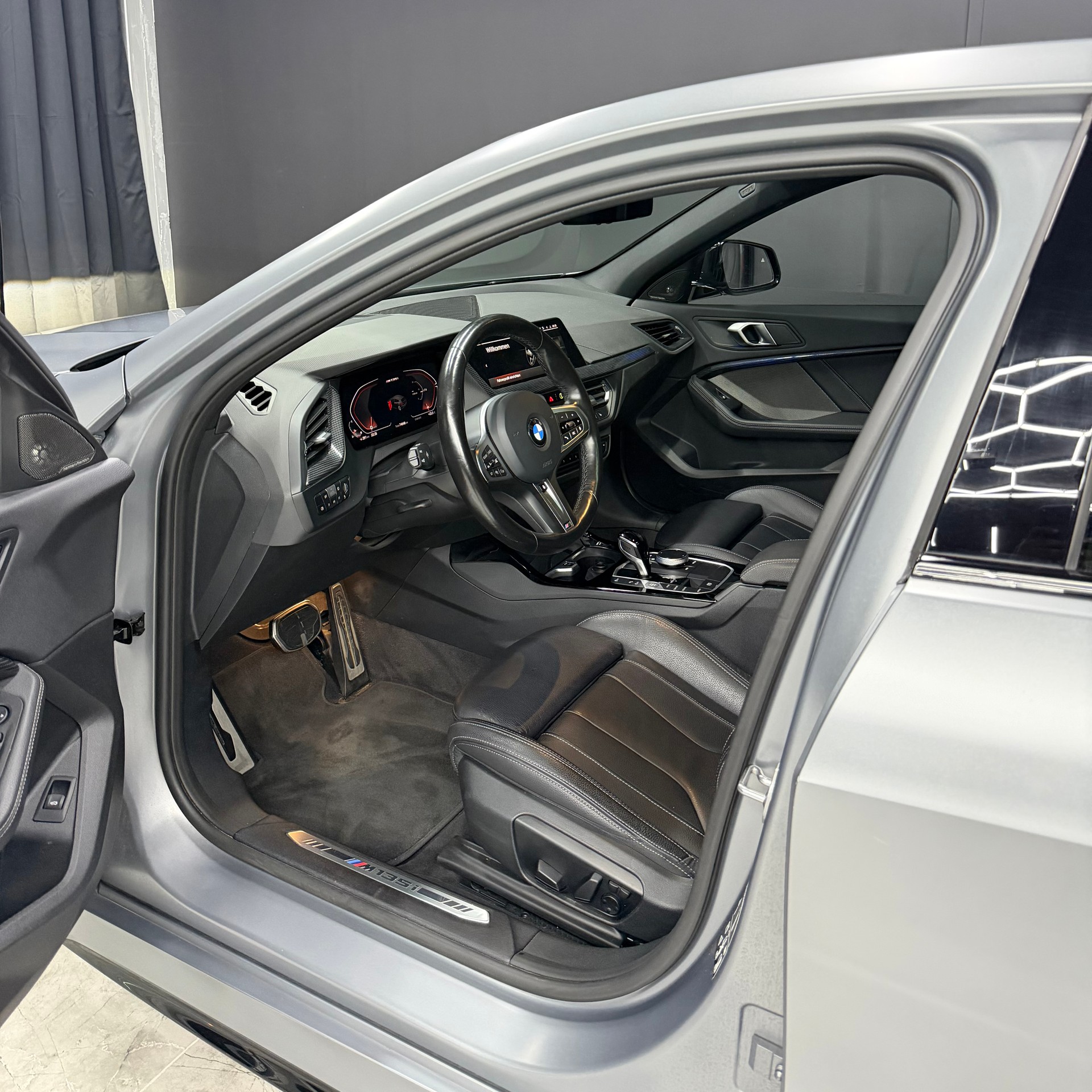BMW M135i xDrive Steptronic-image-8