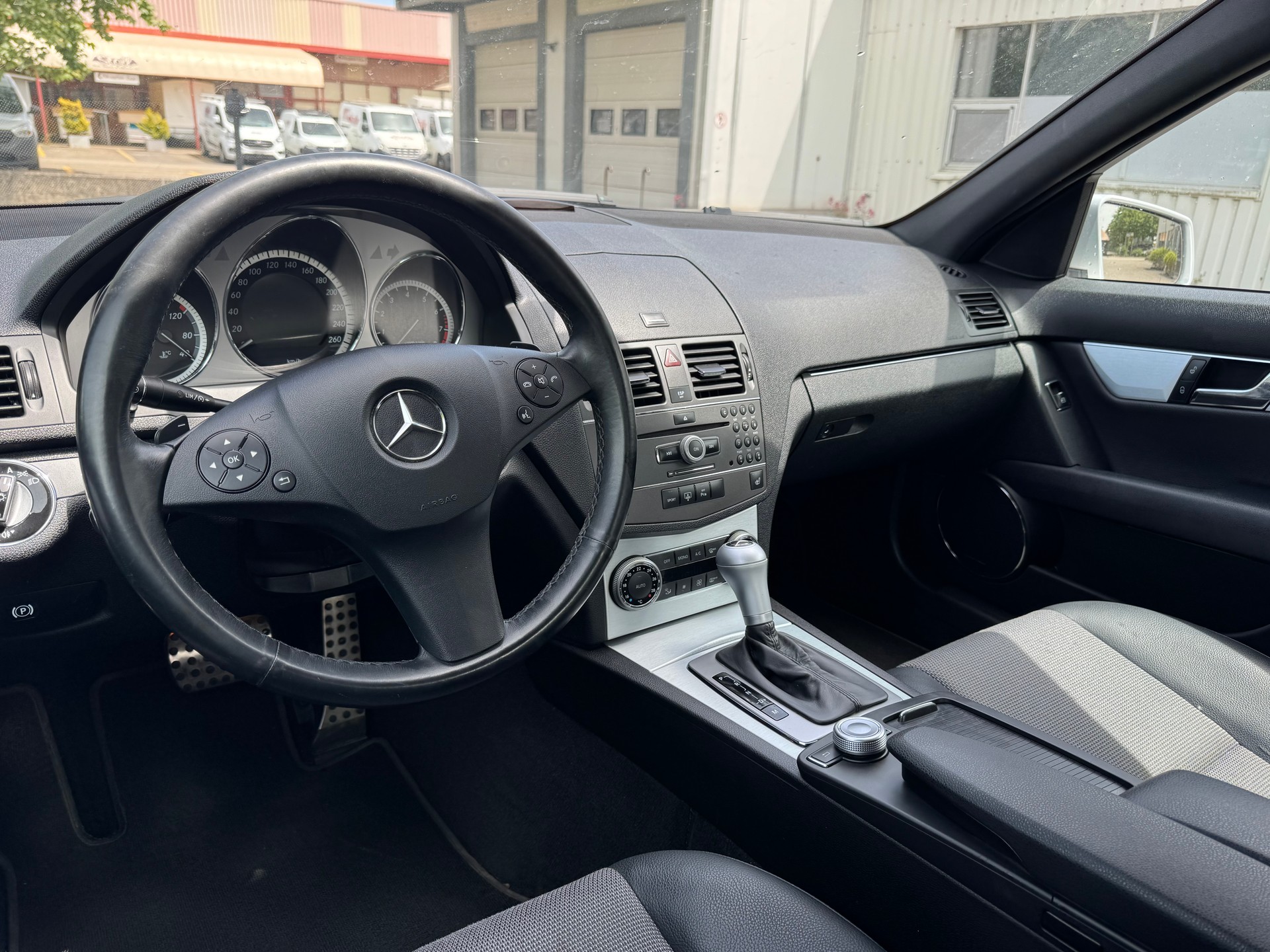MERCEDES-BENZ C 250 CGI BlueEfficiency Elégance Automatic-image-8