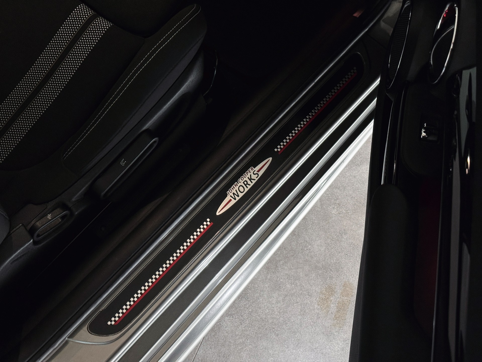 MINI Cooper John Cooper Works Steptronic-image-25