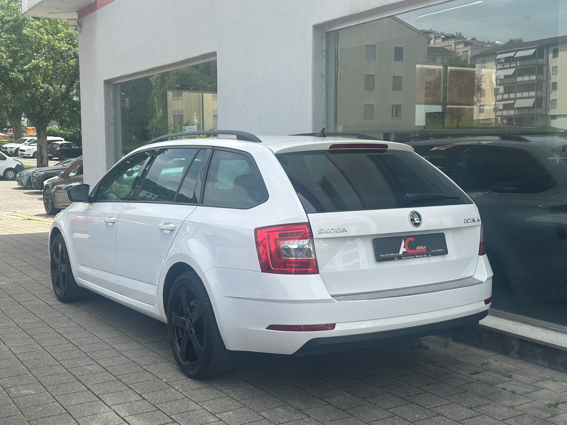 SKODA Octavia Combi 1.5 TSI Ambition DSG-showroom-element-1