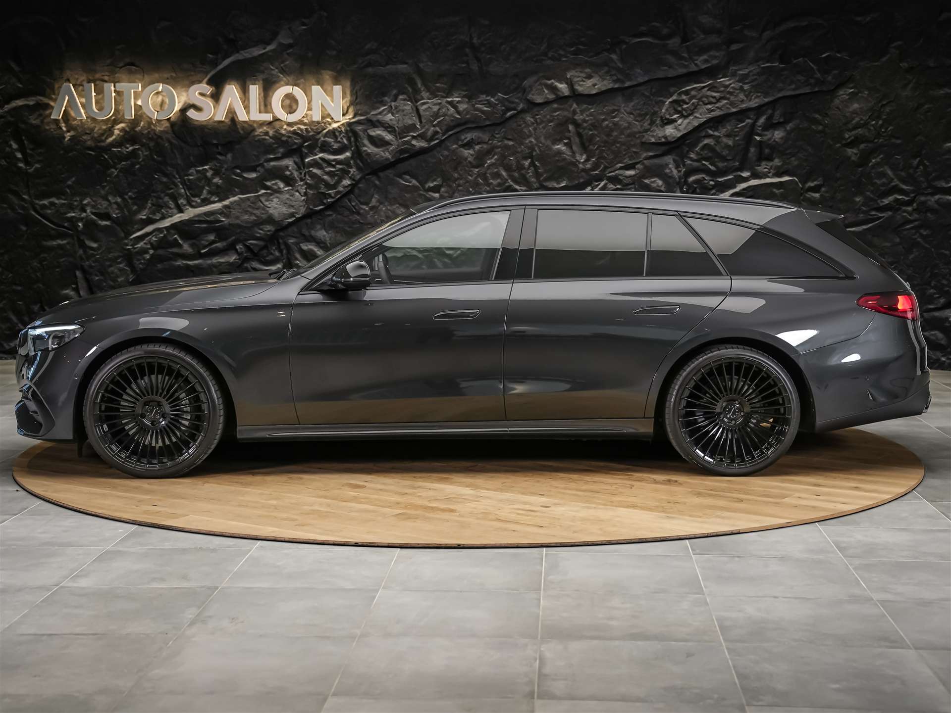 MERCEDES-BENZ E 220 d AMG Line 4matic Kombi *Werksgarantie*21" Felgen*Abstandsregler*-showroom-element-2
