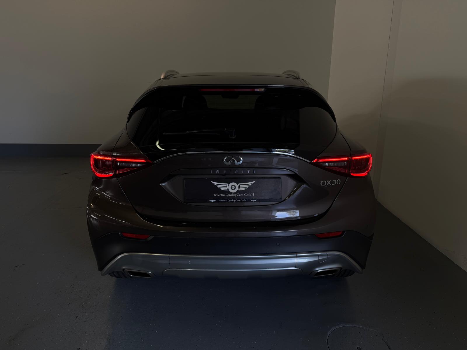 INFINITI QX30 2.0t Luxe Tech AWD DCT AWD-image-11