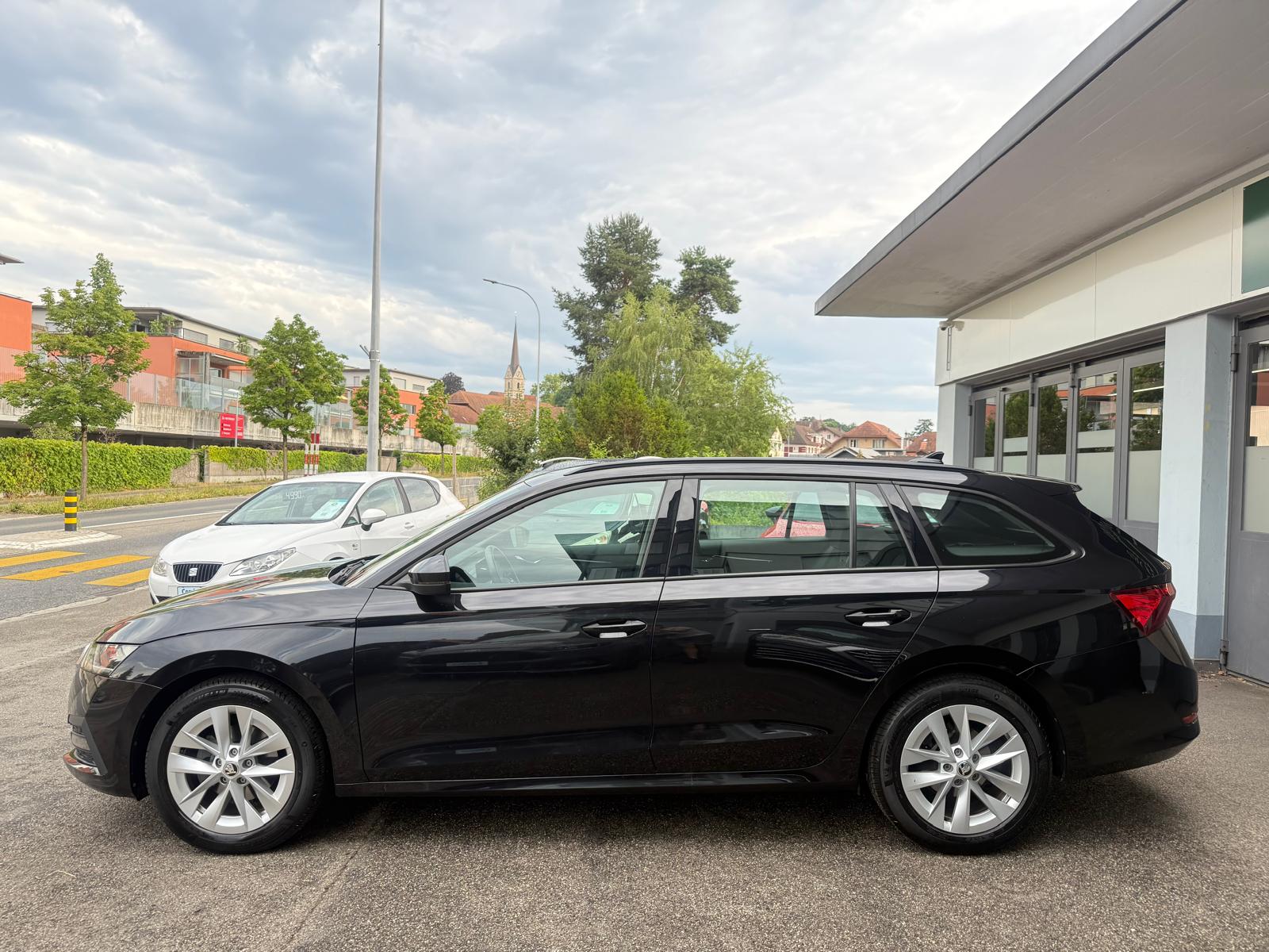 SKODA Octavia Combi 1.5 TSI mHEV DSG Ambition-image-1