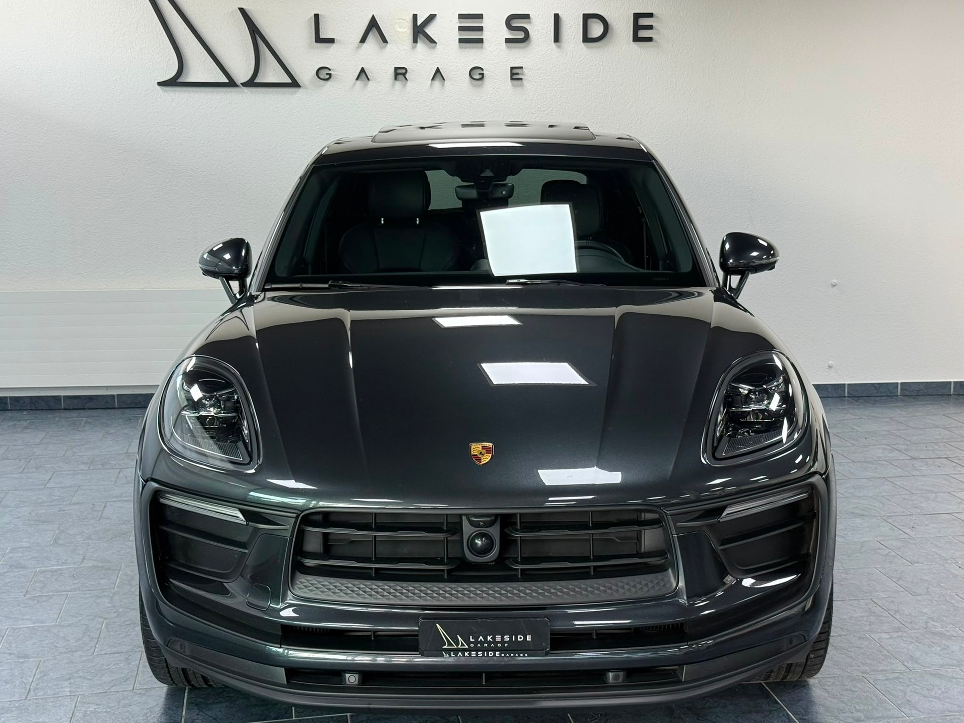 PORSCHE Macan PDK-showroom-element-1