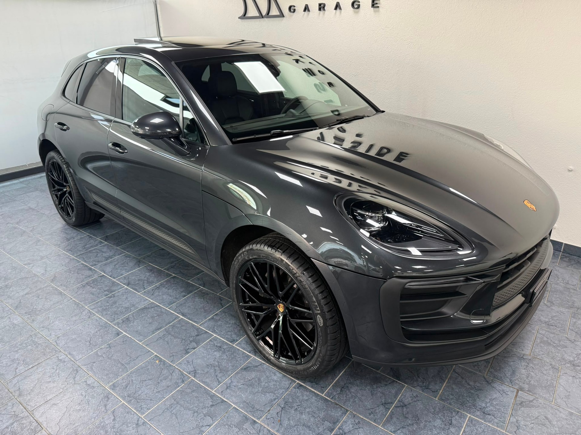 PORSCHE Macan PDK-showroom-element-2