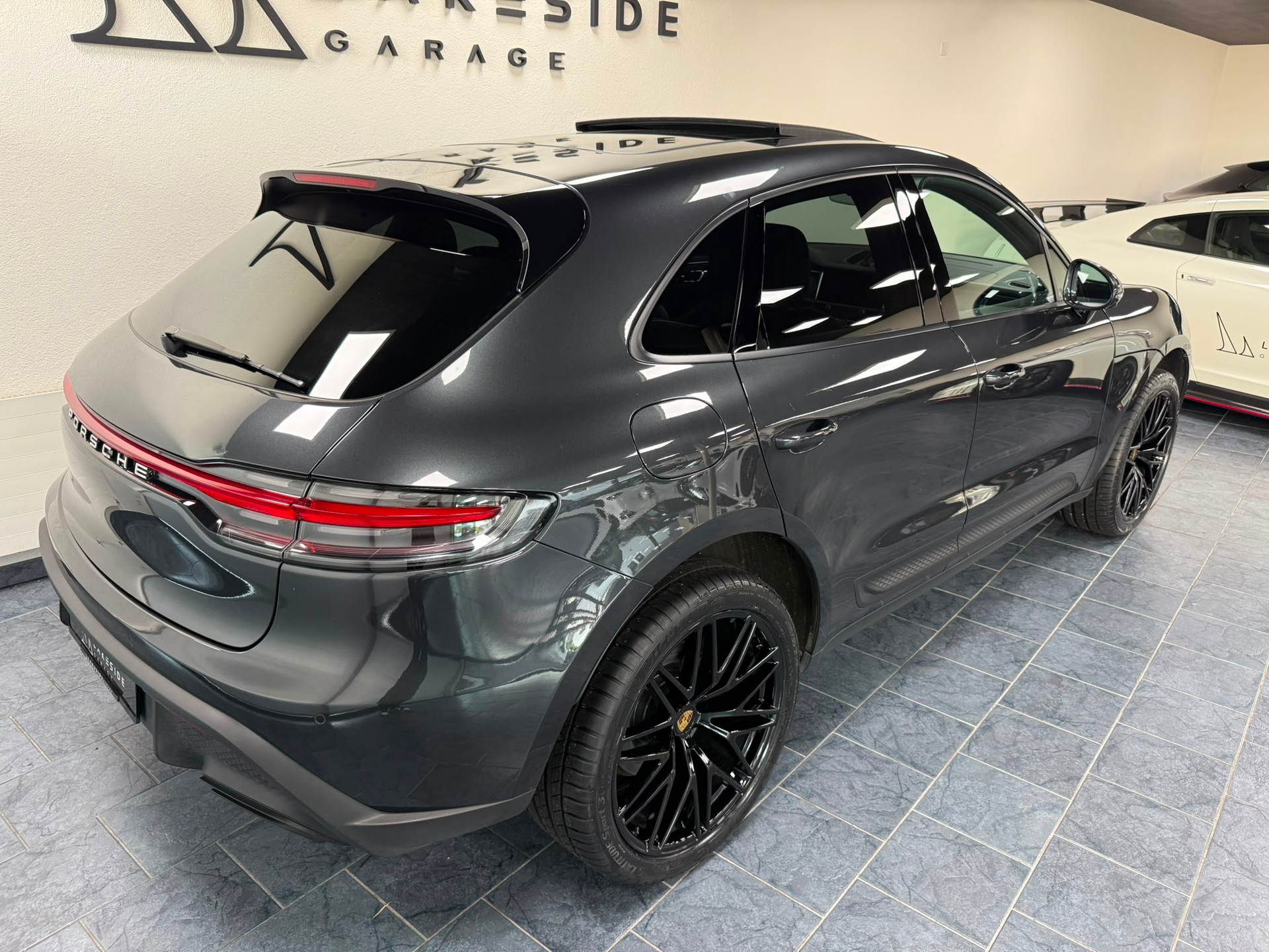 PORSCHE Macan PDK-showroom-element-3