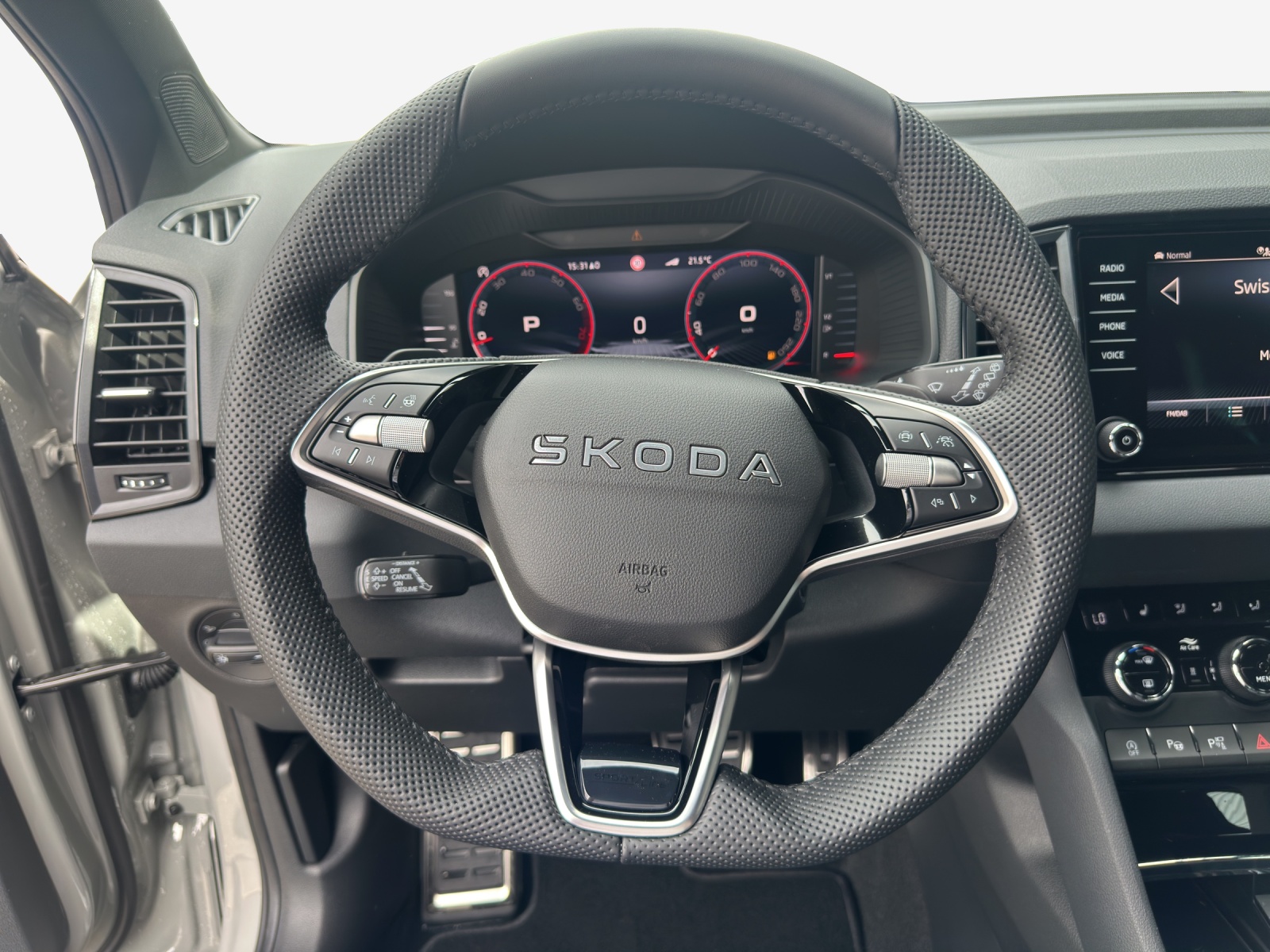 SKODA Karoq 2.0 TSI SportLine 4x4 DSG-image-9