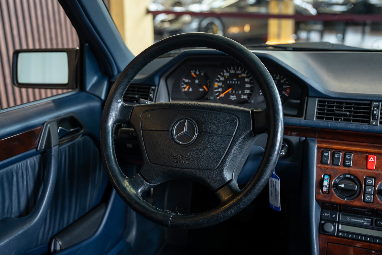 MERCEDES-BENZ E 220 T-image-24