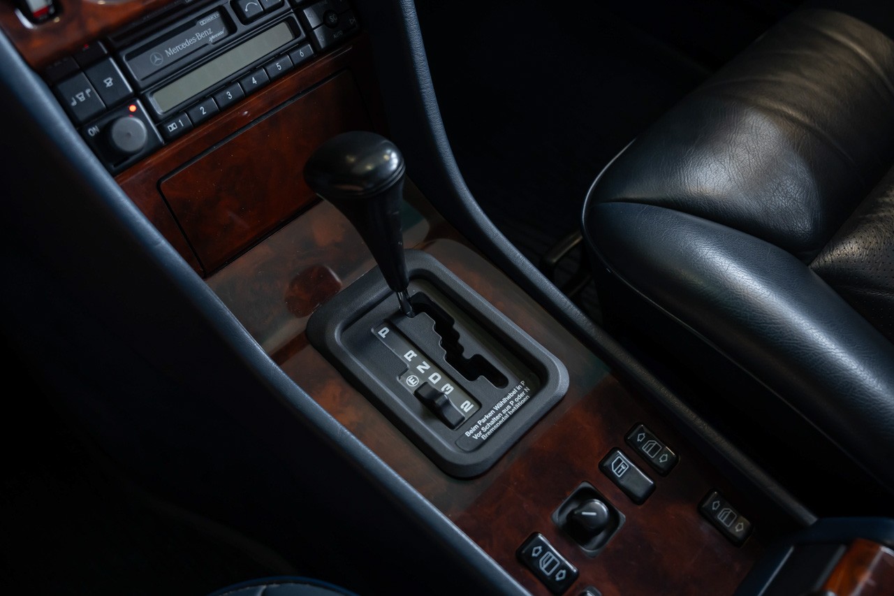 MERCEDES-BENZ E 220 T-image-25