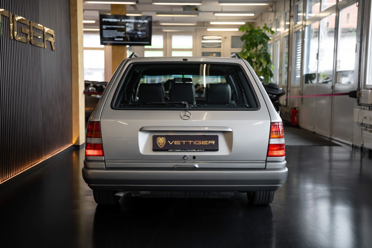 MERCEDES-BENZ E 220 T-image-4