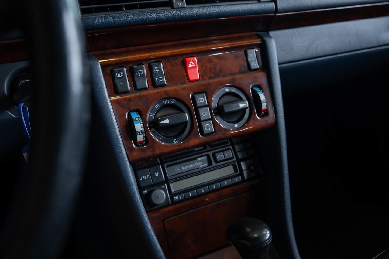 MERCEDES-BENZ E 220 T-image-21