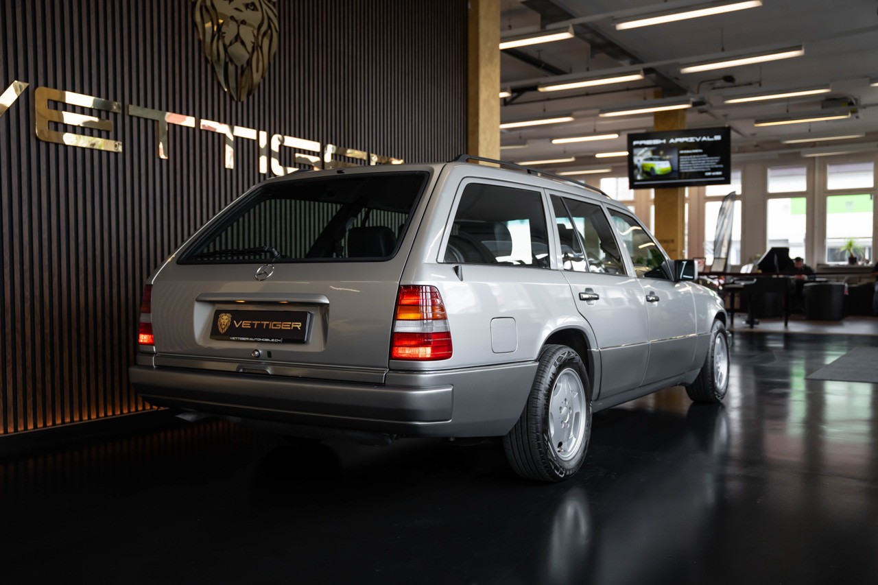MERCEDES-BENZ E 220 T-image-6