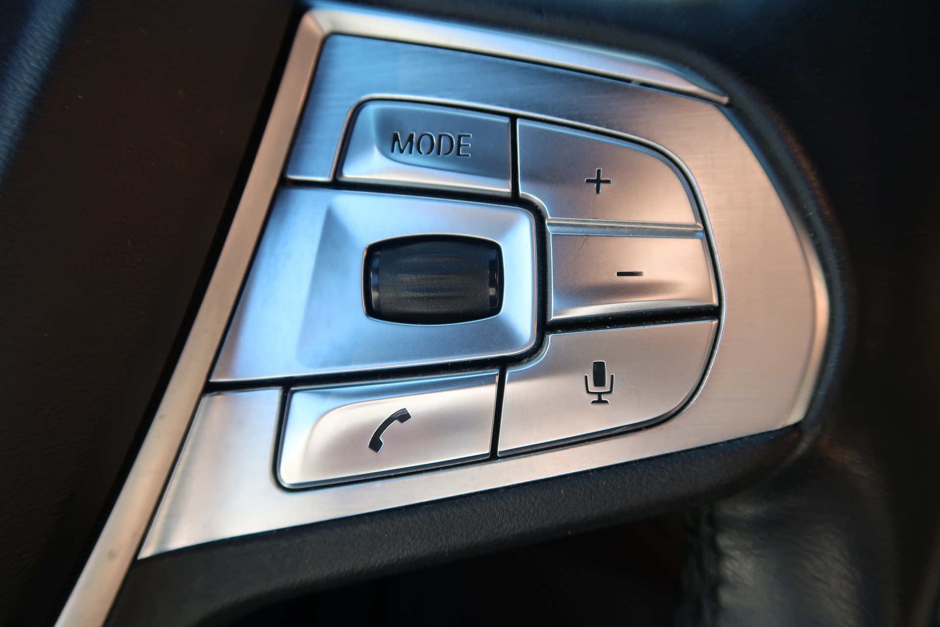 BMW 750i xDrive Steptronic-image-19