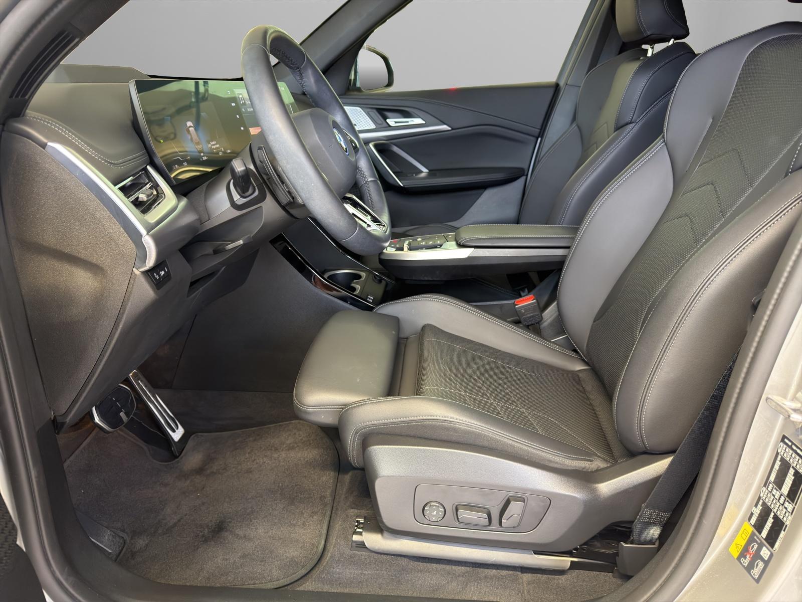 BMW iX1 30 xDrive-image-6