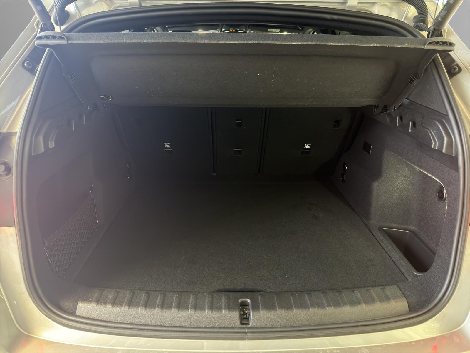 BMW iX1 30 xDrive-image-16