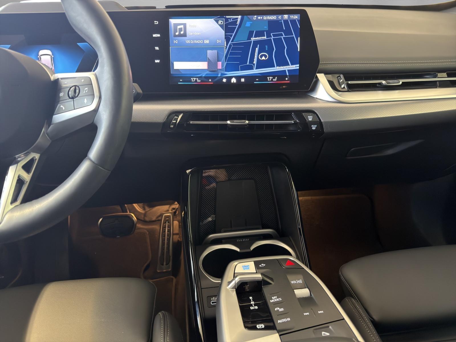 BMW iX1 30 xDrive-image-13