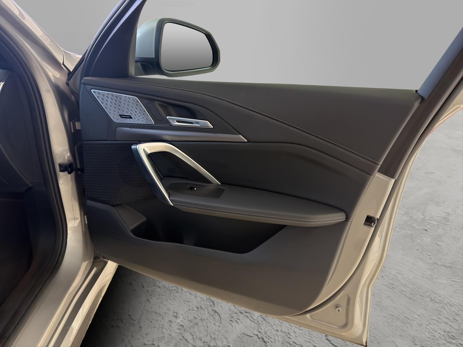 BMW iX1 30 xDrive-image-21