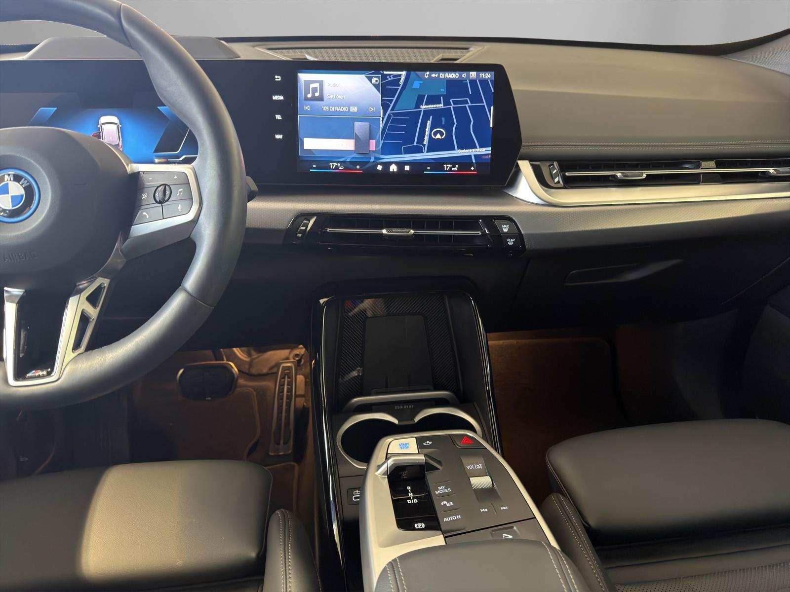 BMW iX1 30 xDrive-image-12