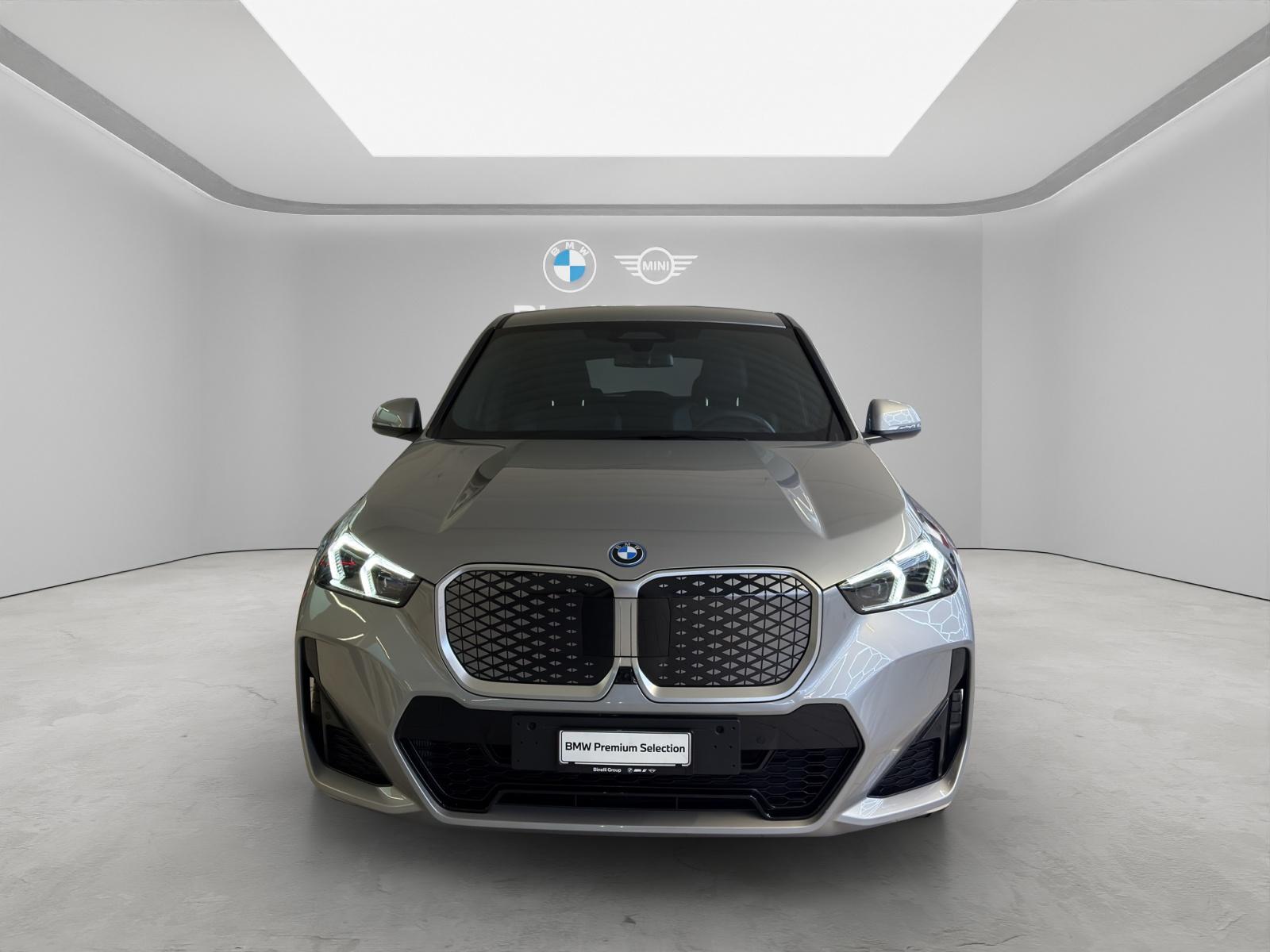 BMW iX1 30 xDrive-showroom-element-2