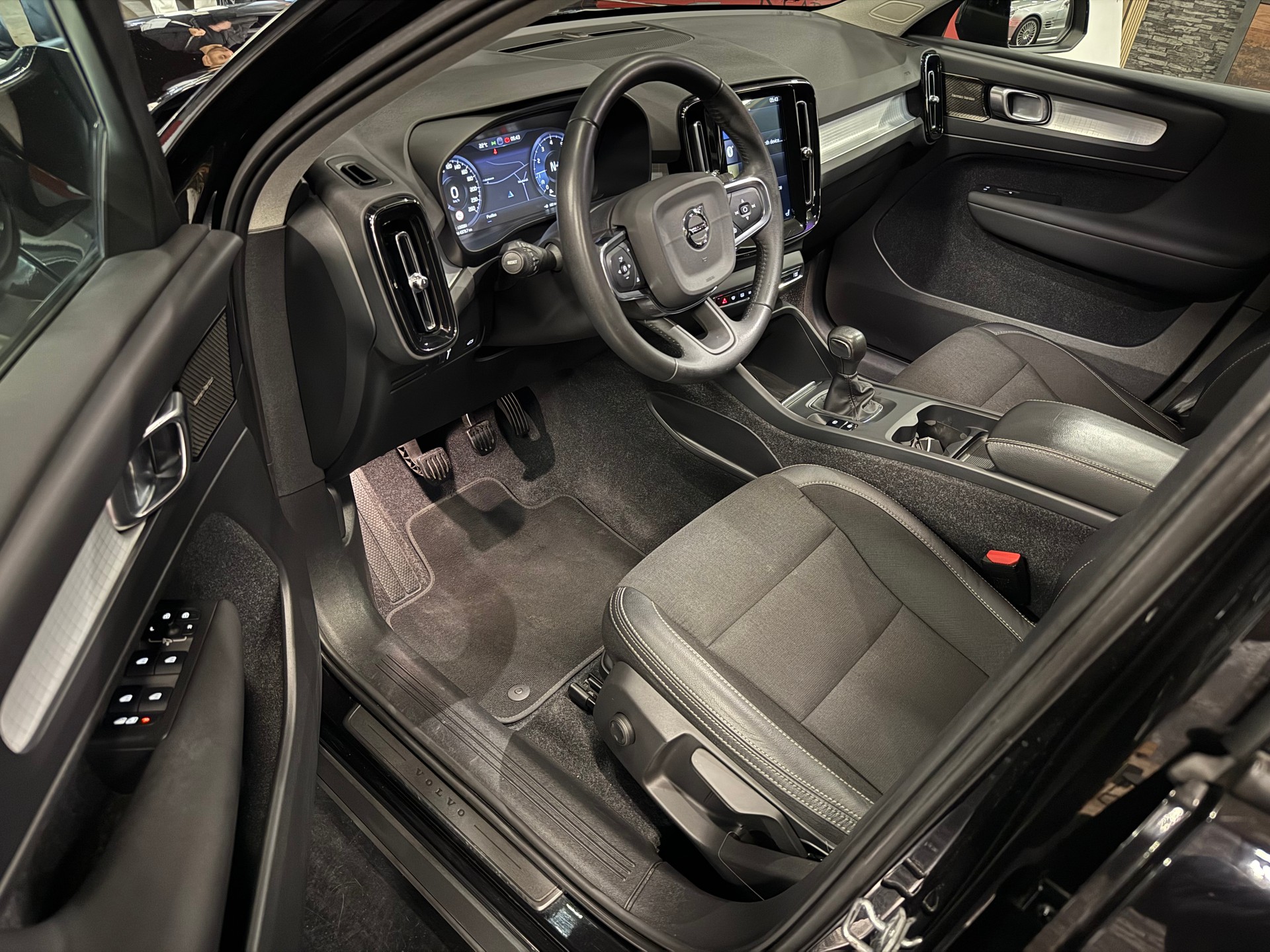 VOLVO XC40 T3 Momentum-image-8