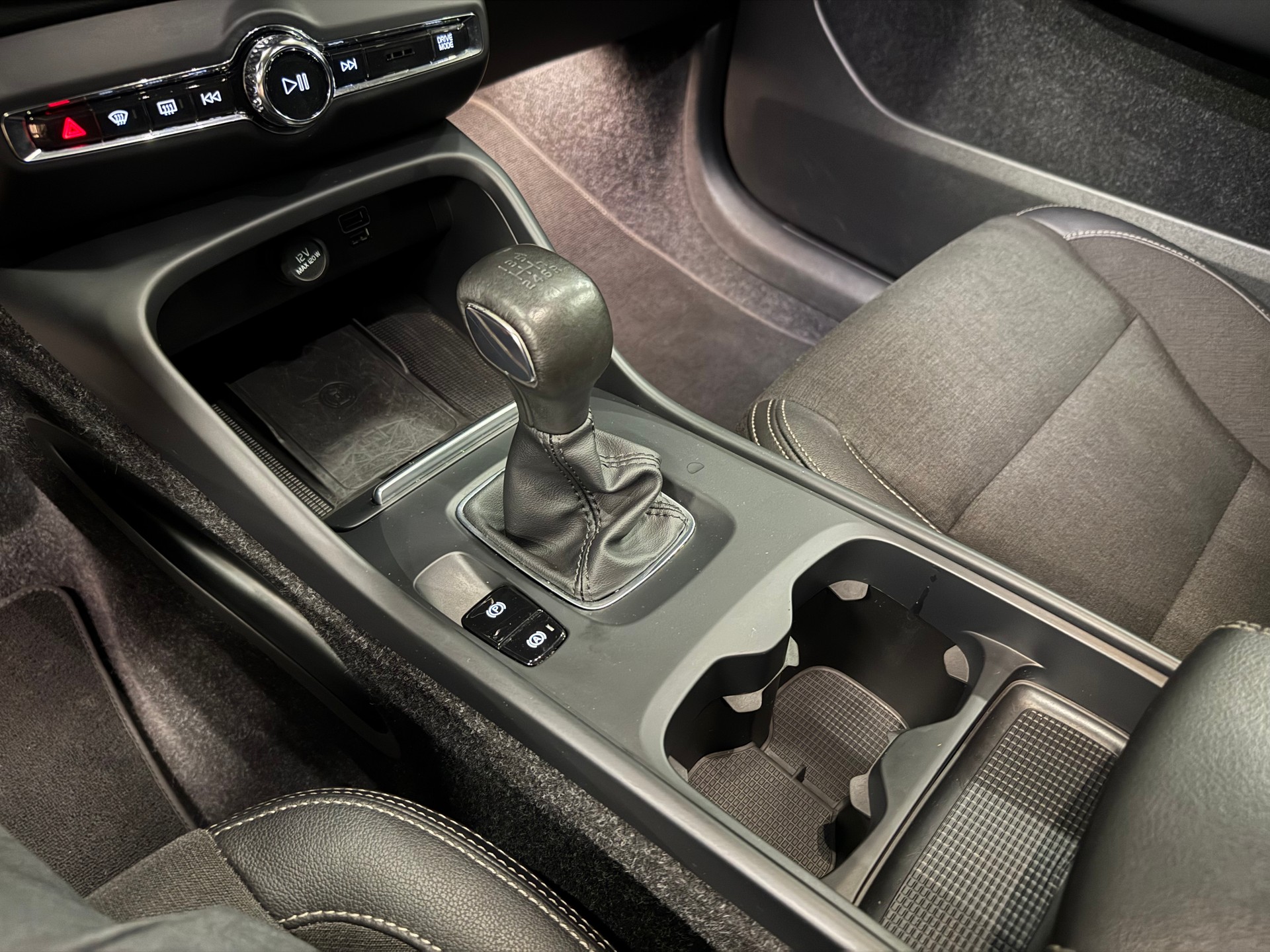 VOLVO XC40 T3 Momentum-image-17