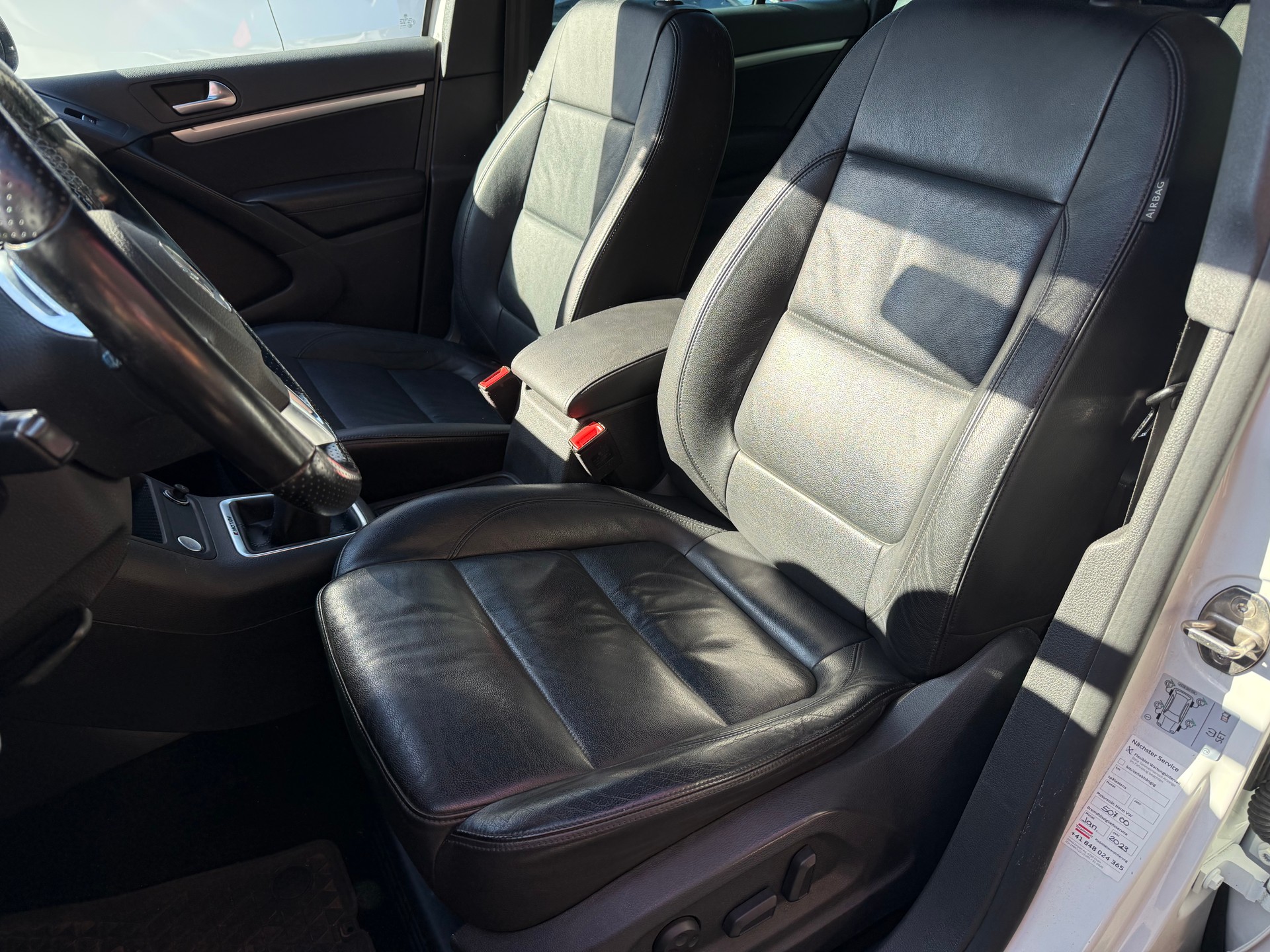 VW Tiguan 2.0 TDI BlueMotion Sport 4Motion-showroom-element-3