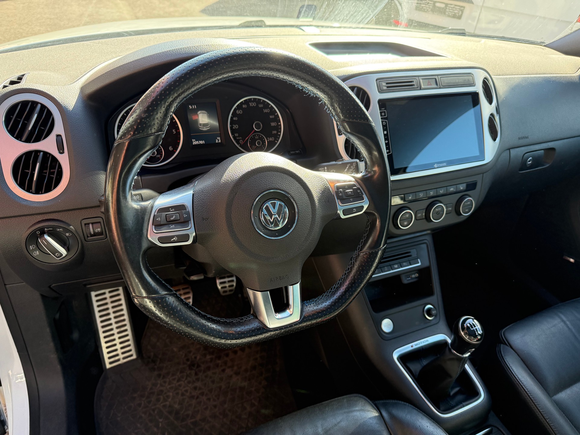VW Tiguan 2.0 TDI BlueMotion Sport 4Motion-showroom-element-2