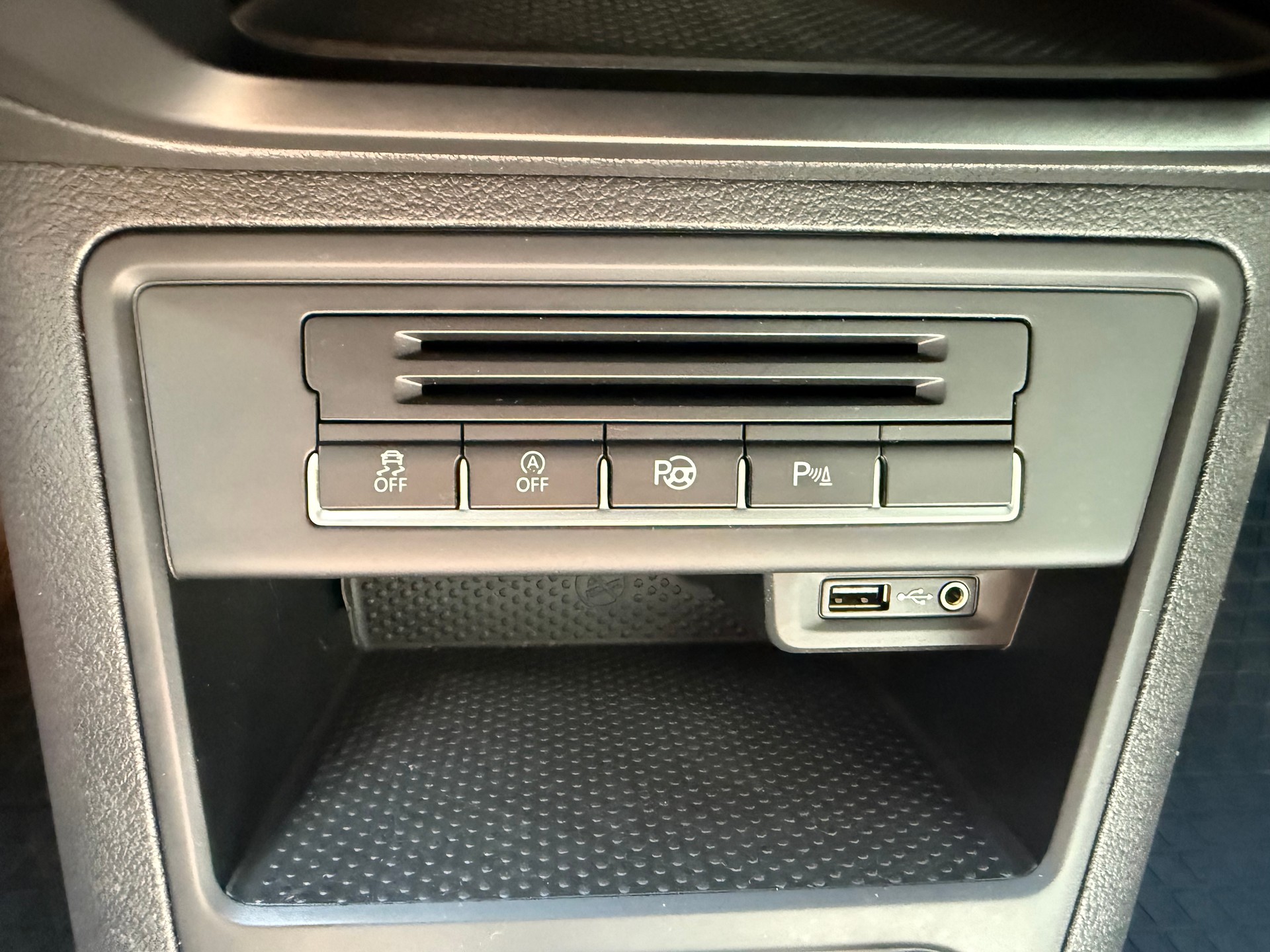 VW Tiguan 2.0 TDI BlueMotion Sport 4Motion-image-13