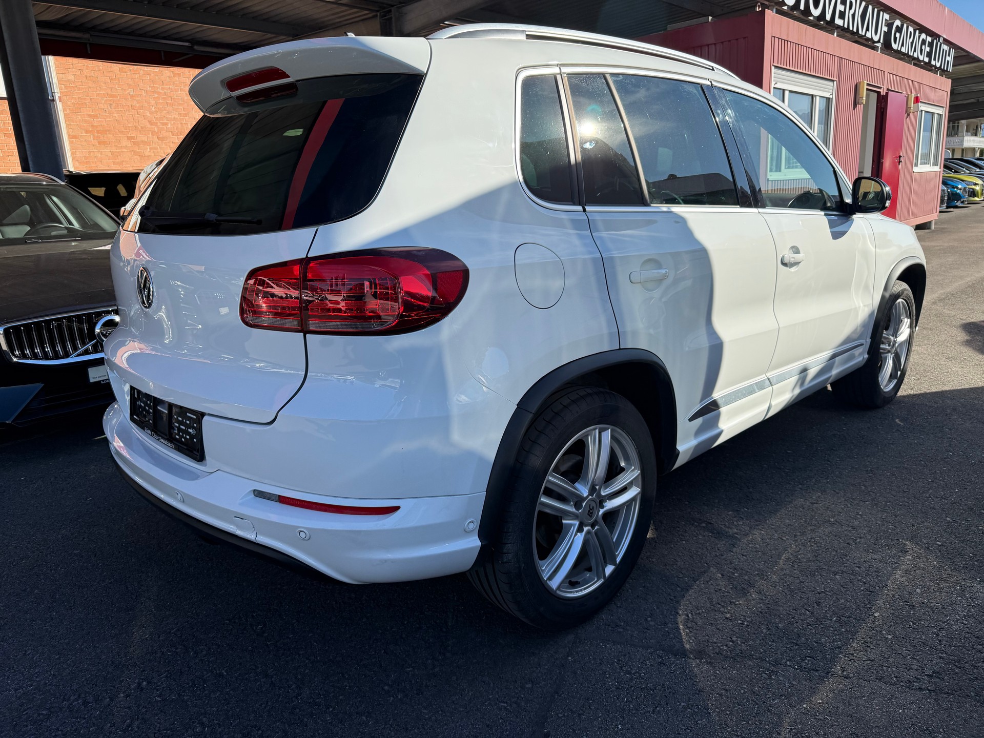 VW Tiguan 2.0 TDI BlueMotion Sport 4Motion-showroom-element-1