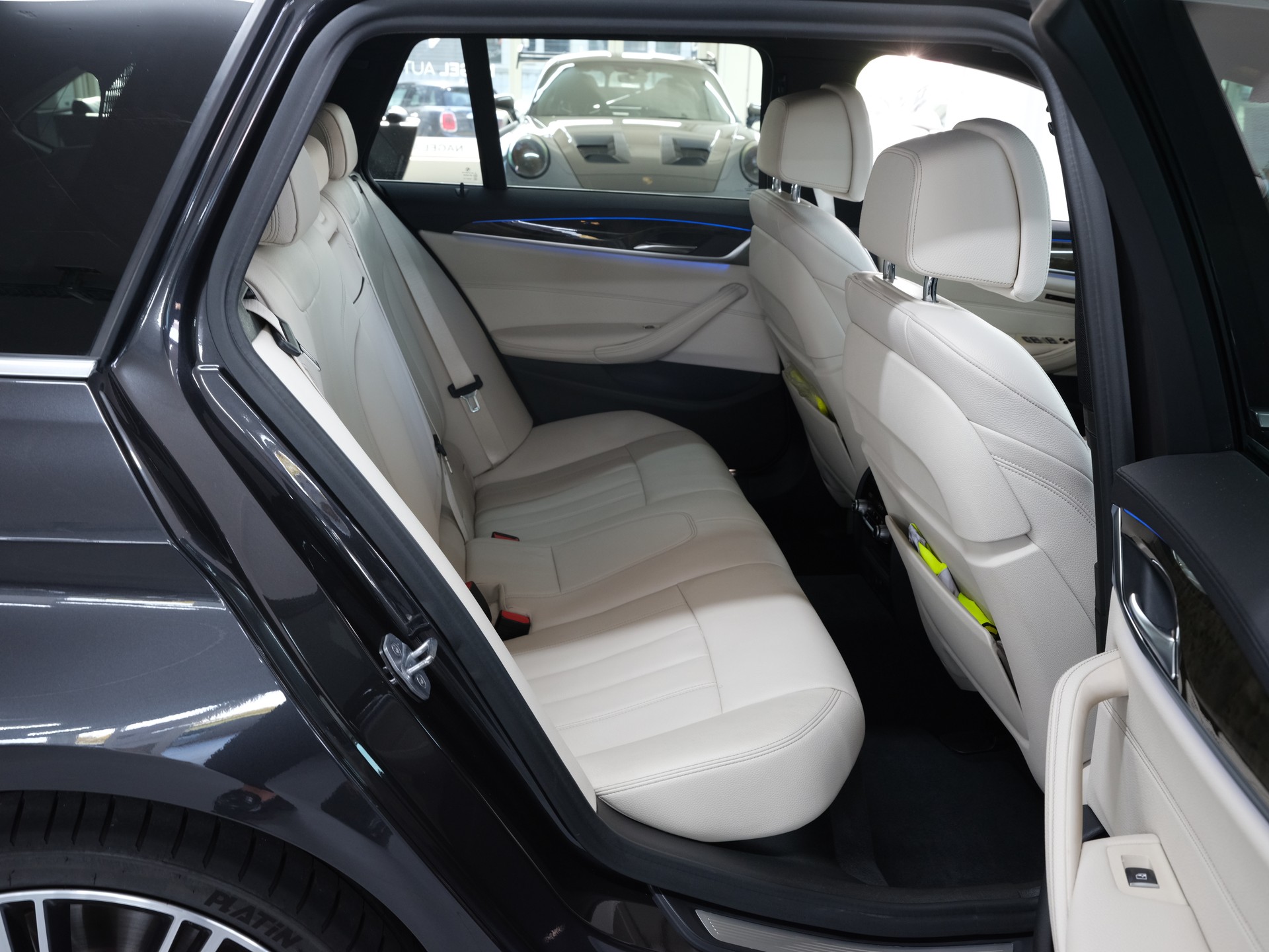 BMW 540i xDrive Touring Sport Line Steptronic *Rückfahrkamera* *Leder*-image-11