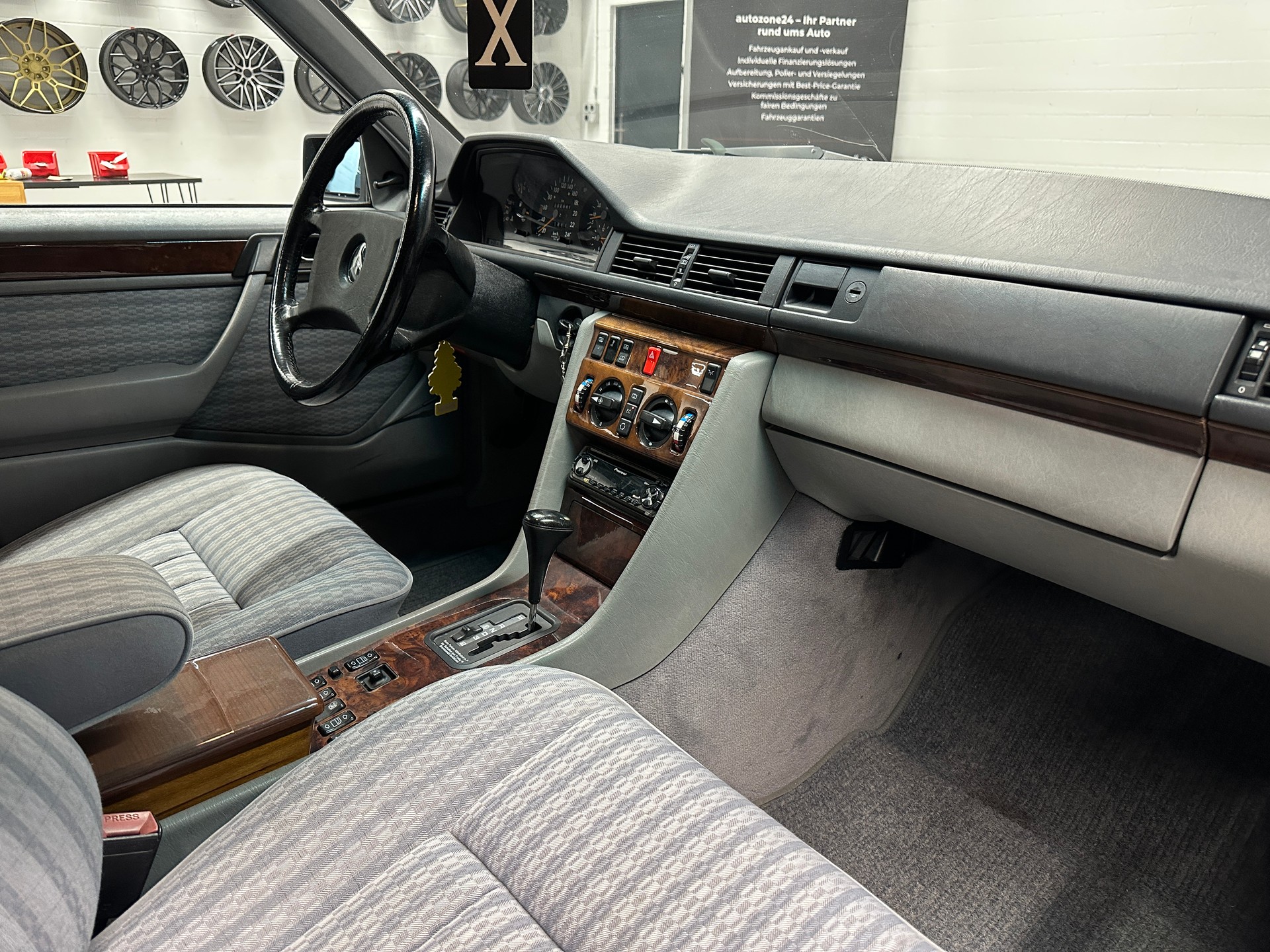 MERCEDES-BENZ 260 E lang-image-9