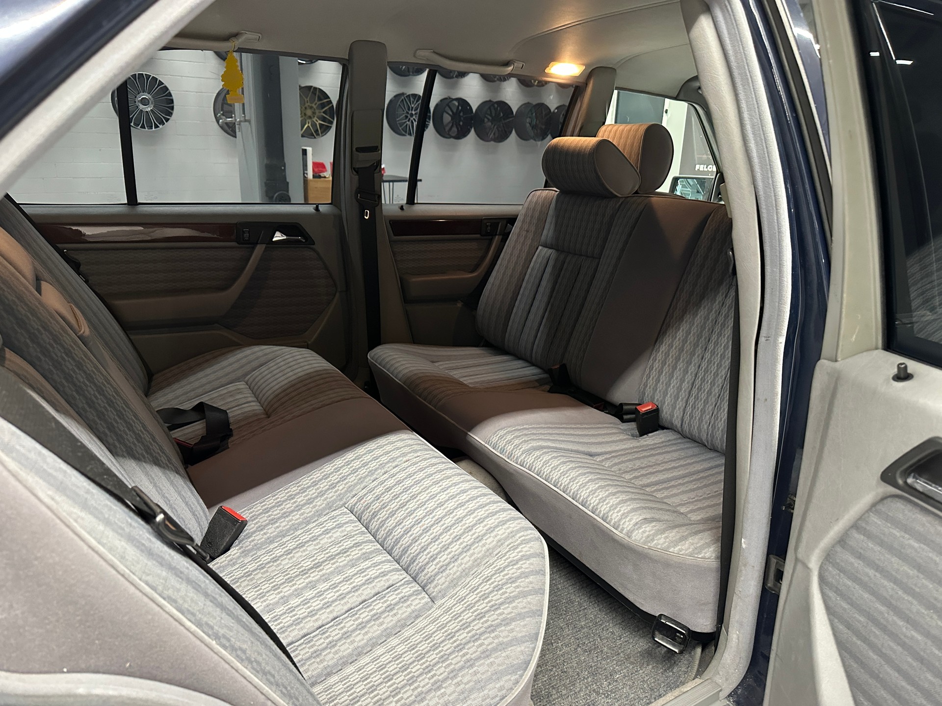 MERCEDES-BENZ 260 E lang-image-10