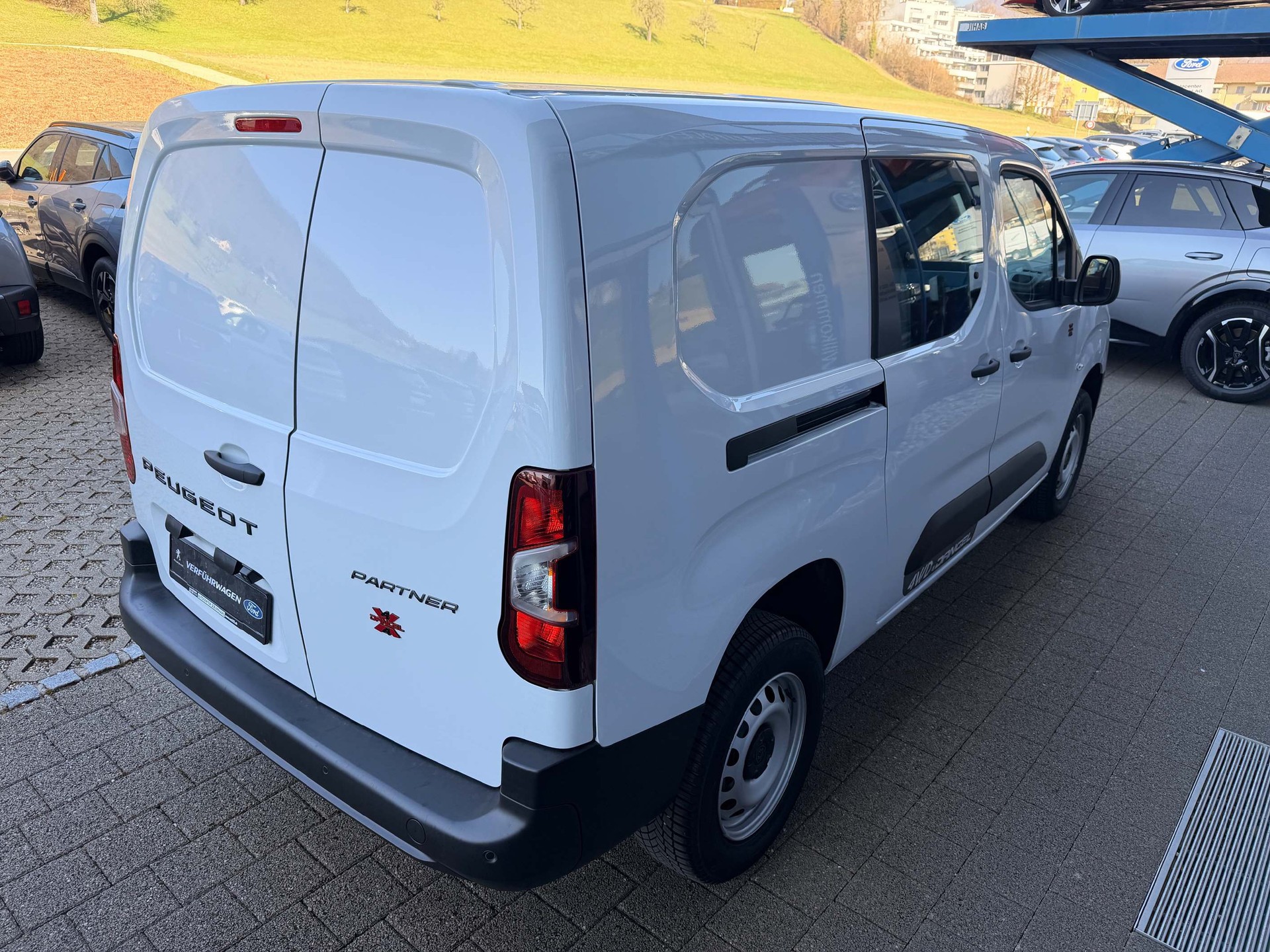 PEUGEOT Partner Kaw. 1000 Long 1.5 BlueHDI 130 S/S 4x4-image-4