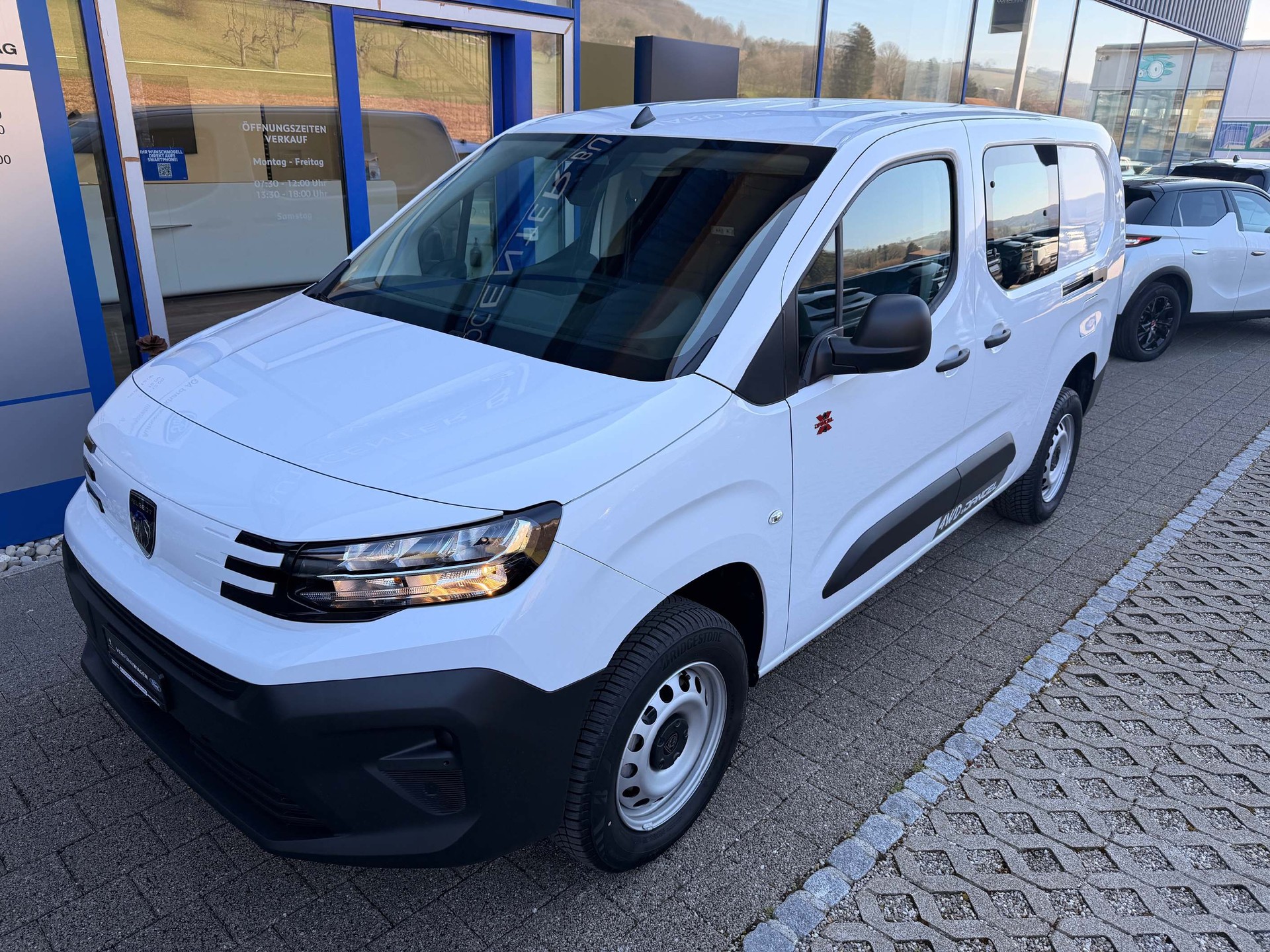 PEUGEOT Partner Kaw. 1000 Long 1.5 BlueHDI 130 S/S 4x4-showroom-element-1