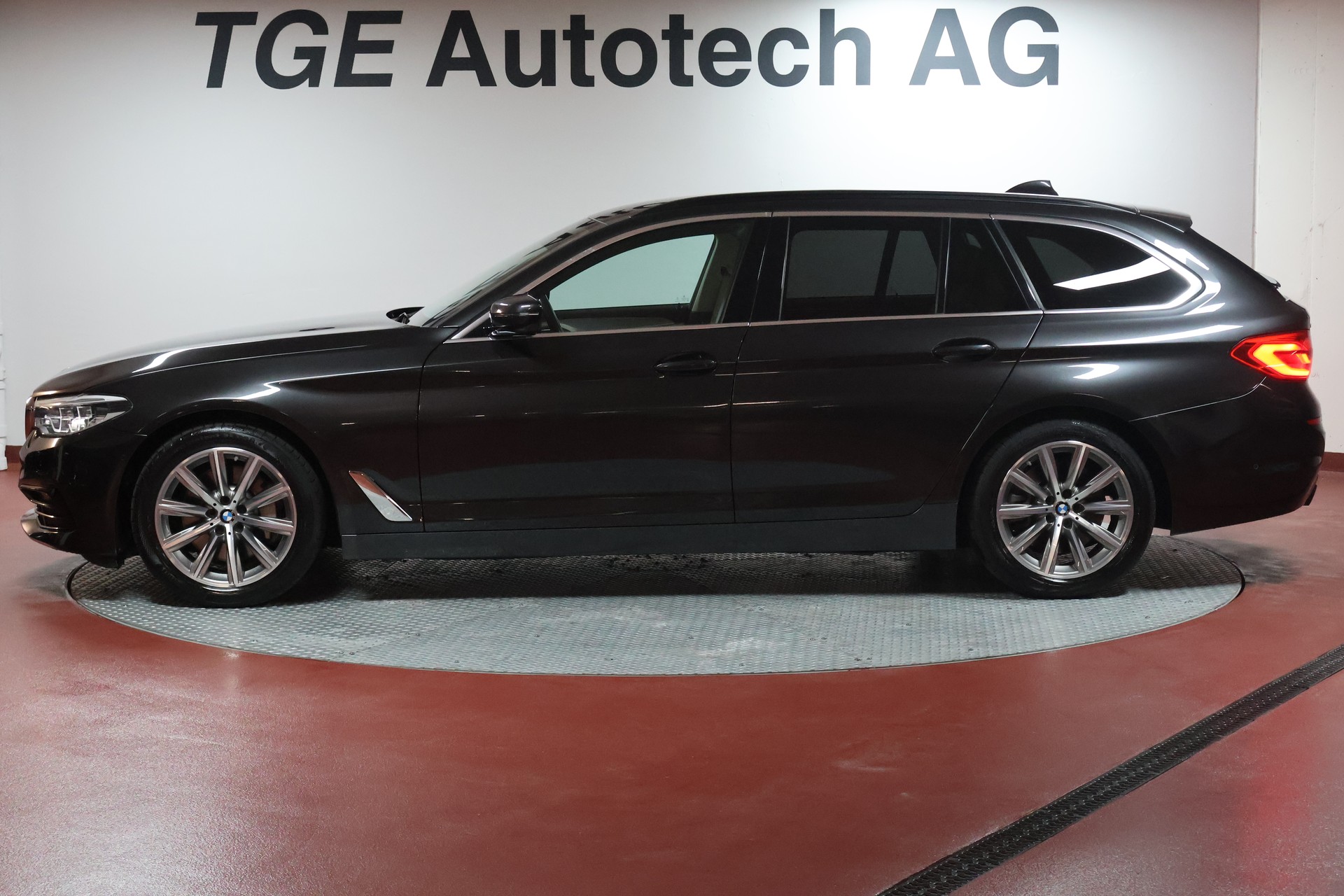 BMW 530d xDrive Touring Sport Line Steptronic-showroom-element-3