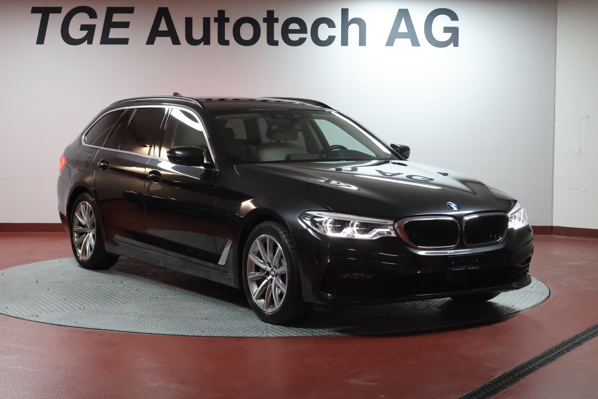 BMW 530d xDrive Touring Sport Line Steptronic-showroom-element-1