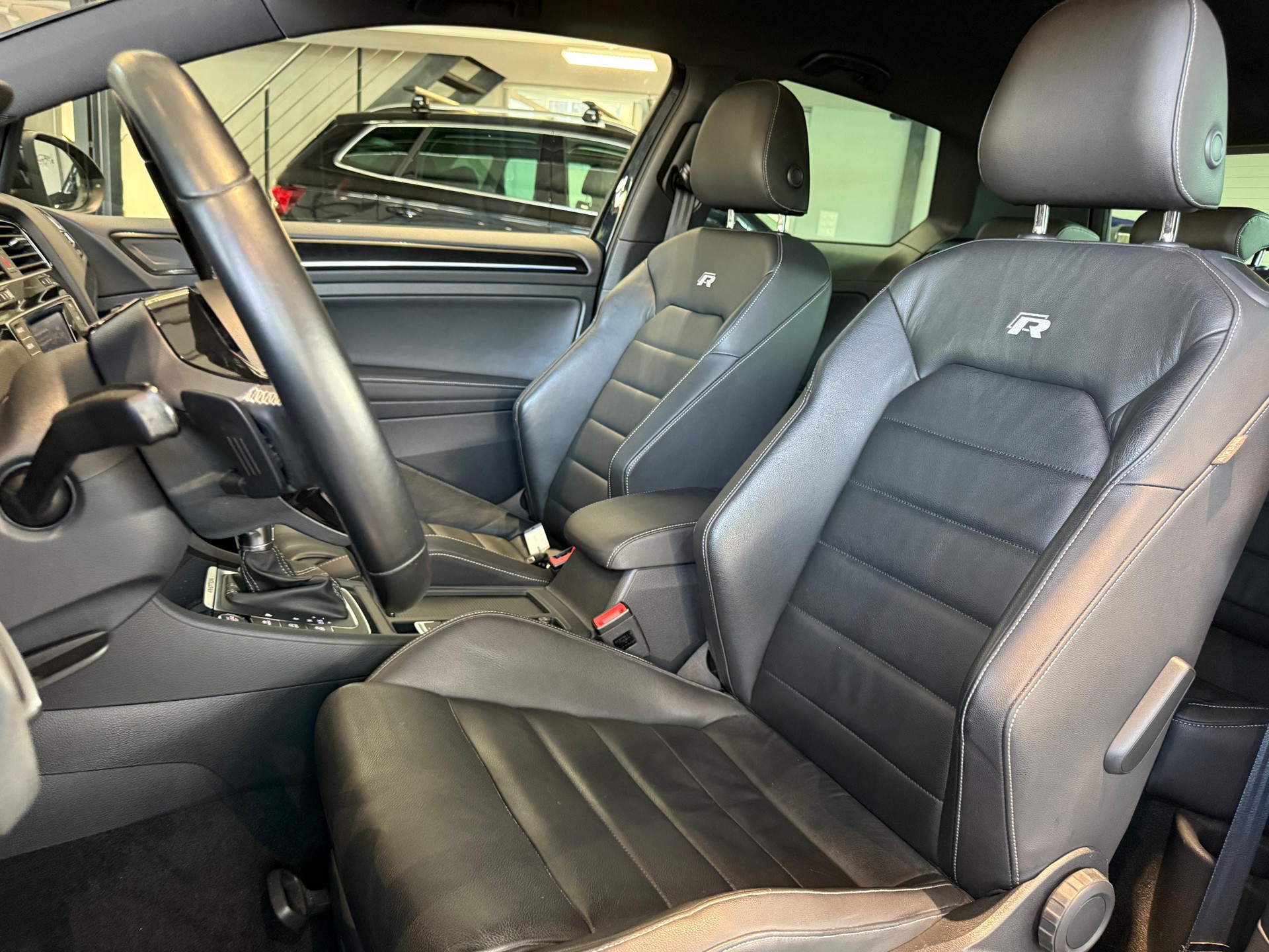 VW Golf 2.0 TSI R 4Motion DSG-image-12