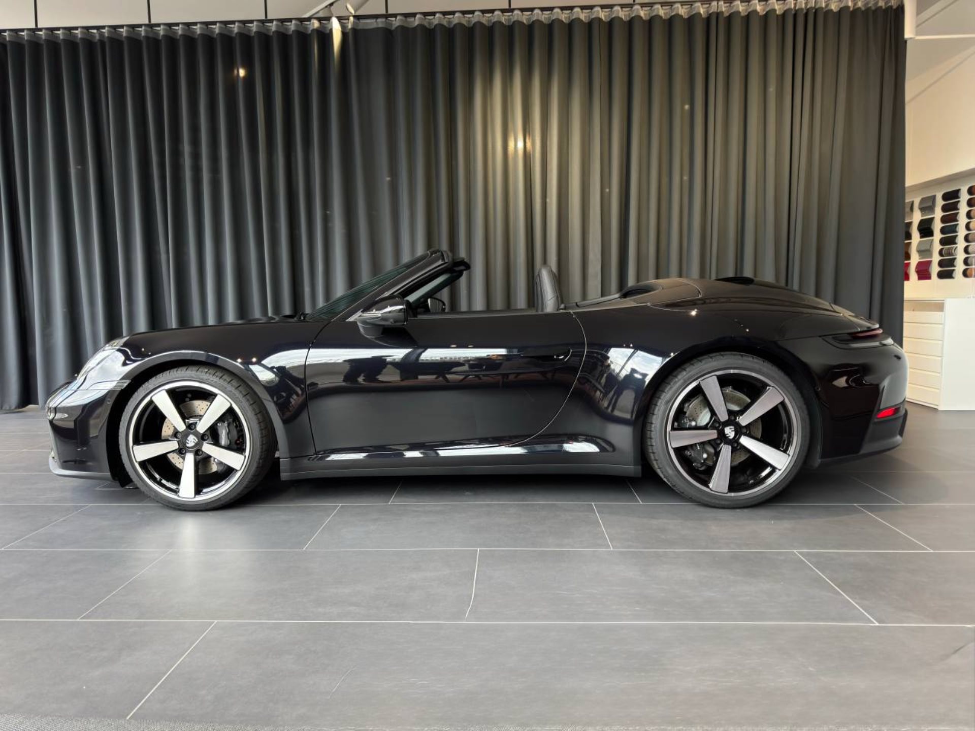 PORSCHE 911 Carrera Cabriolet-showroom-element-1